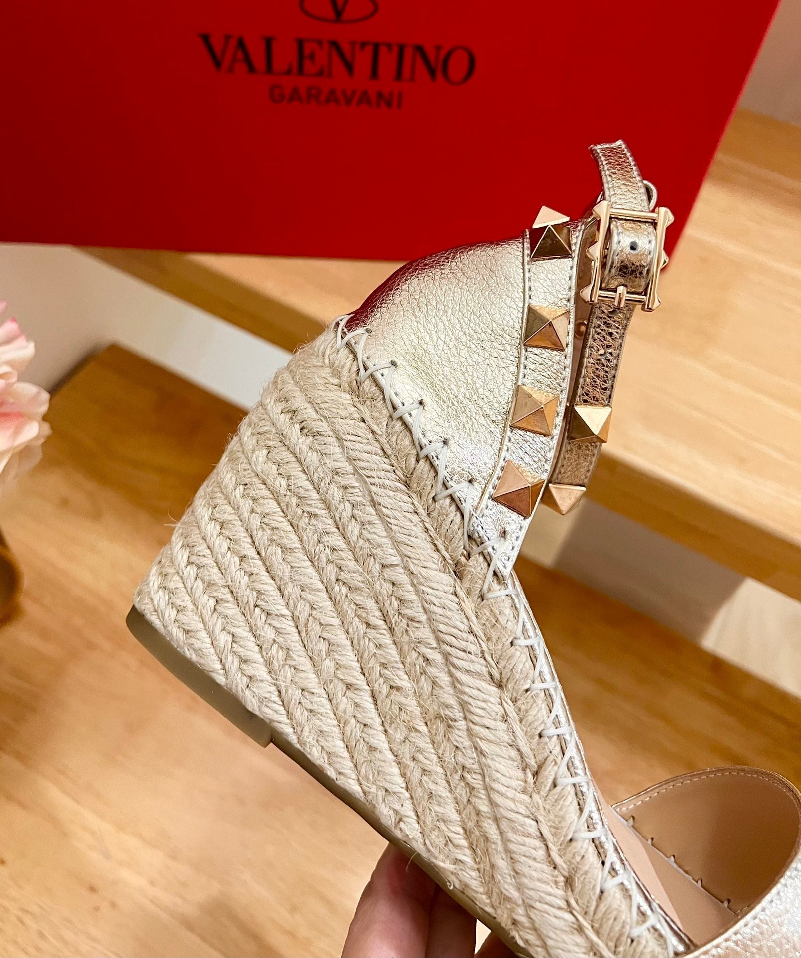 Double Rockstud Grainy Calfskin Wedge Sandal In Light Yellow Metallic Cowhide And Raffia 852839