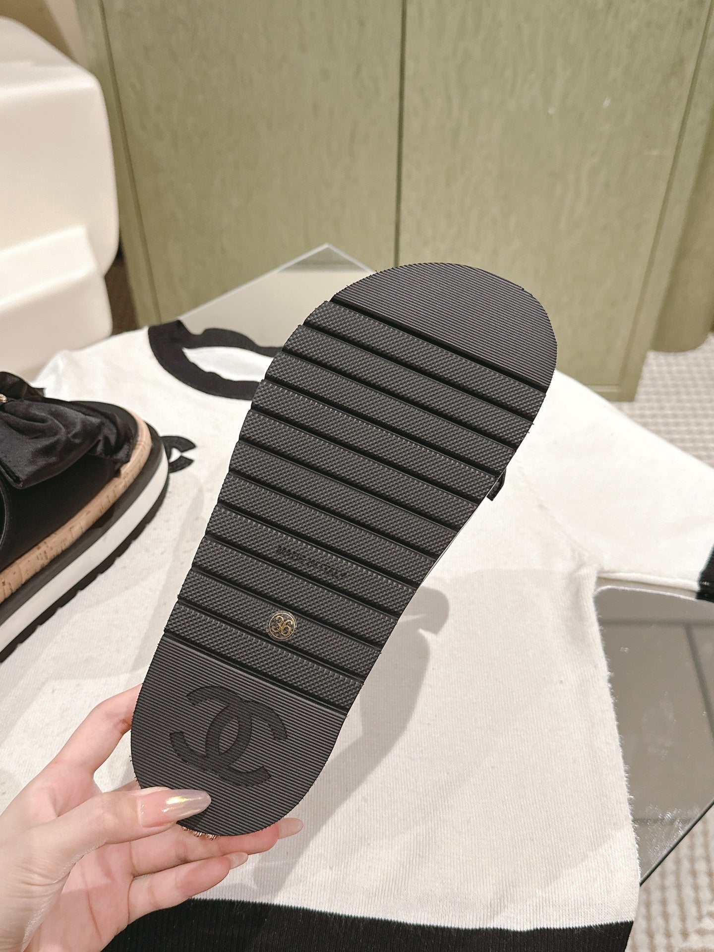 CC SLIPPERS WITH SILK BOW IN BLACK COWHIDE