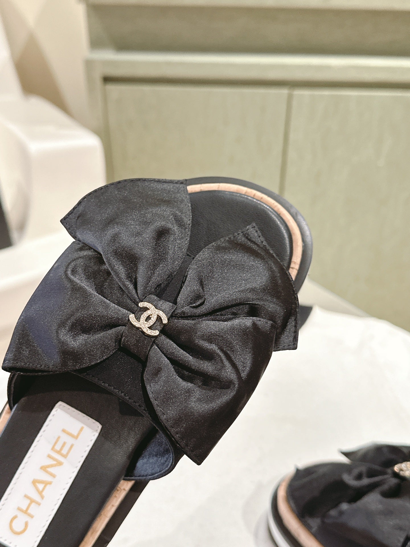 CC SLIPPERS WITH SILK BOW IN BLACK COWHIDE