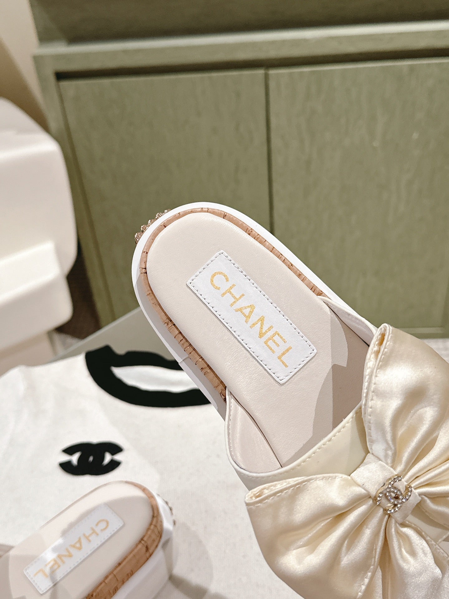 CC SLIPPERS WITH SILK BOW IN WHITE COWHIDE