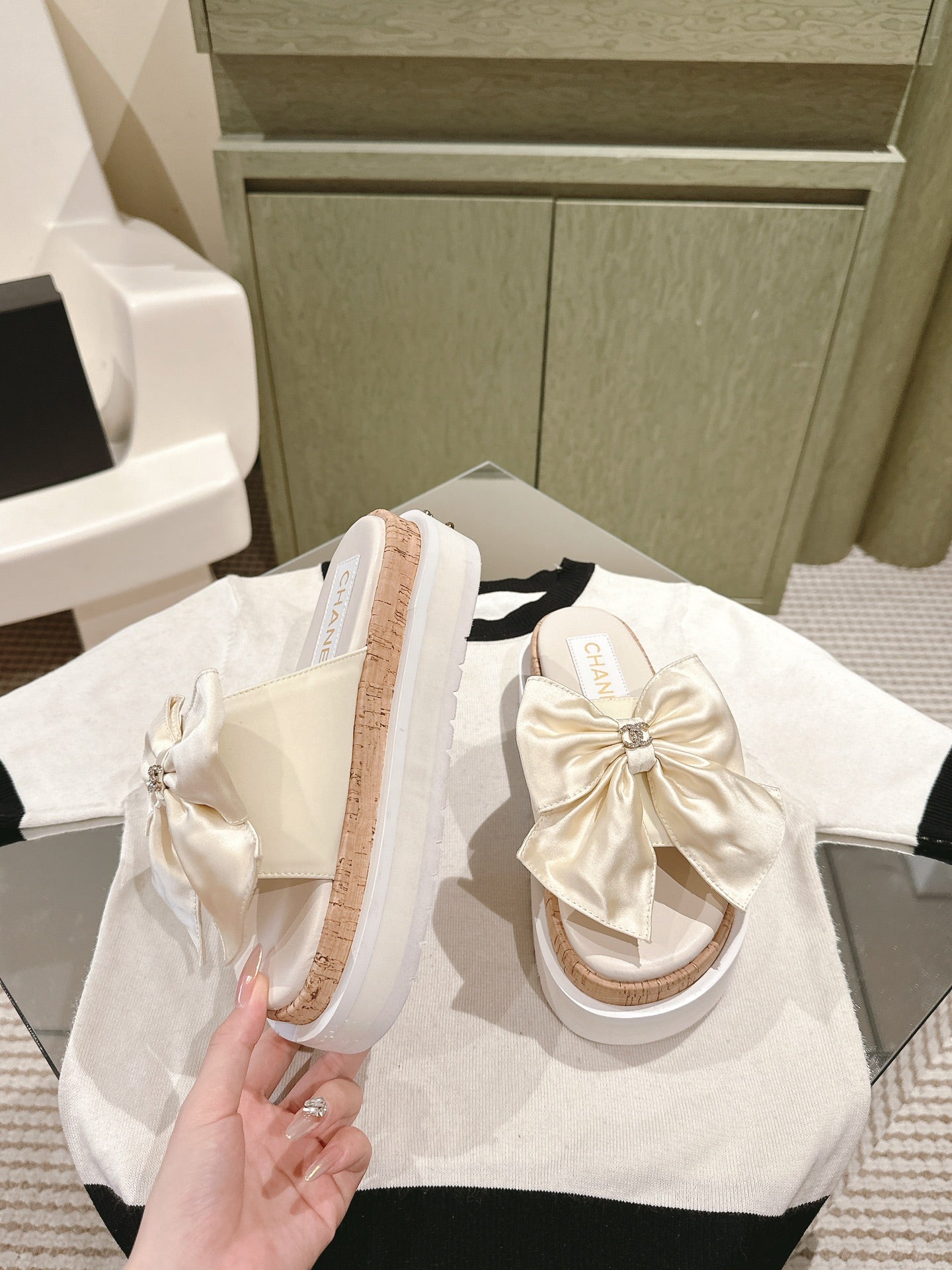 CC SLIPPERS WITH SILK BOW IN WHITE COWHIDE