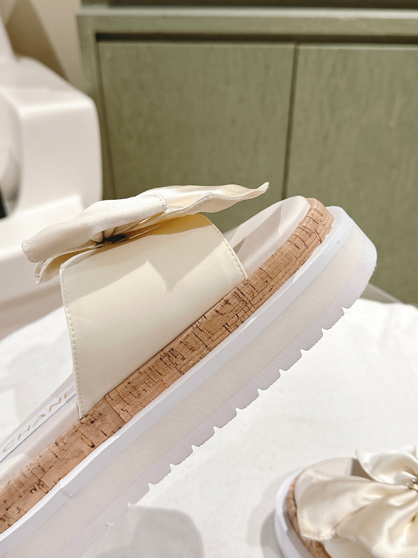 CC SLIPPERS WITH SILK BOW IN WHITE COWHIDE