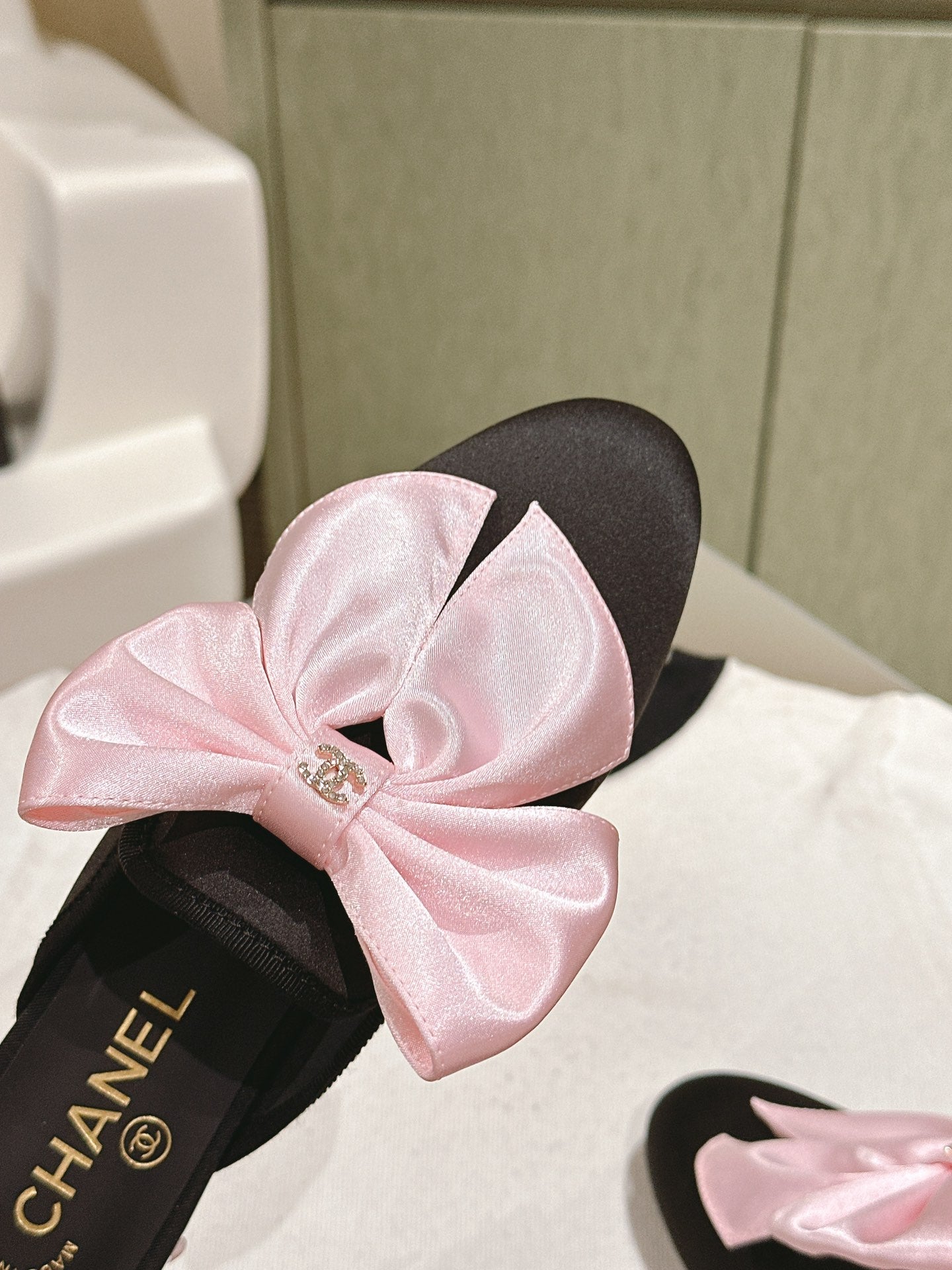 CC MULE WITH SILK LIGHT PINK BOW AND BLACK LAMBSKIN