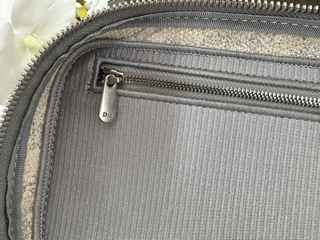 diortravel vanity 25 grey embroidery