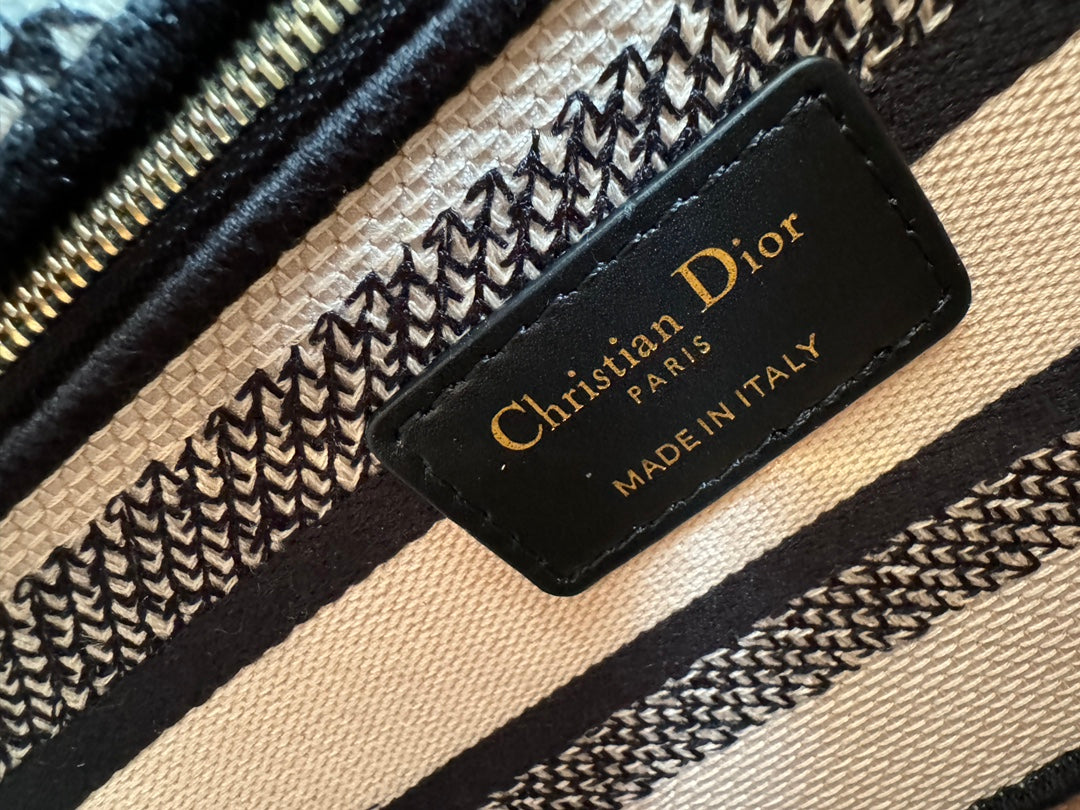 medium lady 24 black pink embroidery canvas