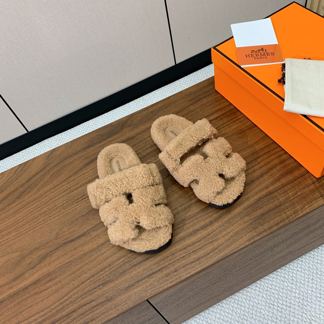 HM Chypre Sandal In Dark Beige Lamb Wool  984181