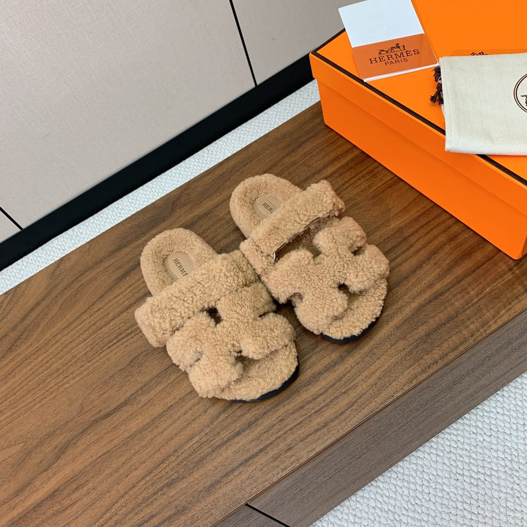 HM Chypre Sandal In Dark Beige Lamb Wool  984181