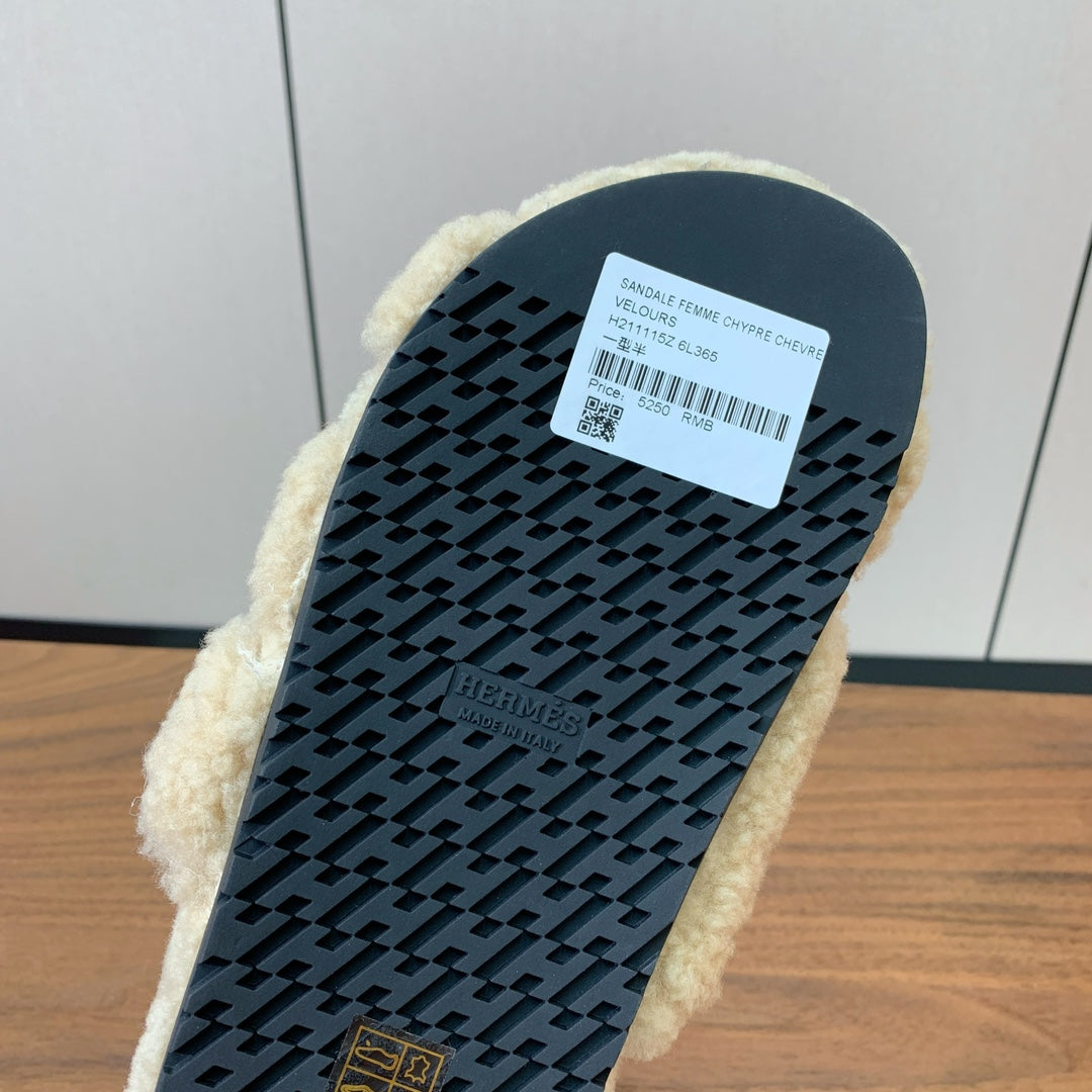 HM Chypre Sandal In Light Beige Lamb Wool 984185