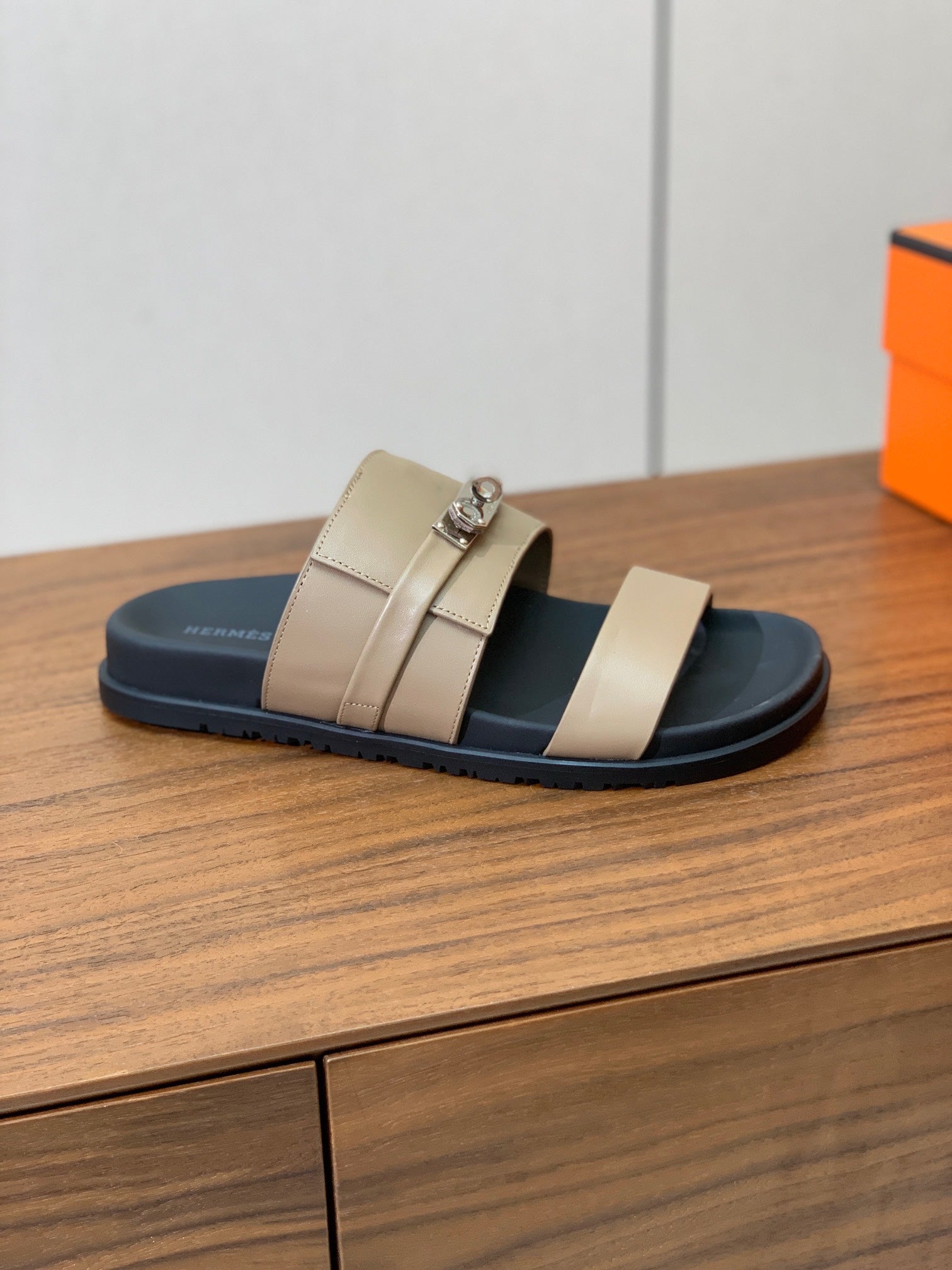 HM Jackson Sandal Beige Black Calfskin 294051