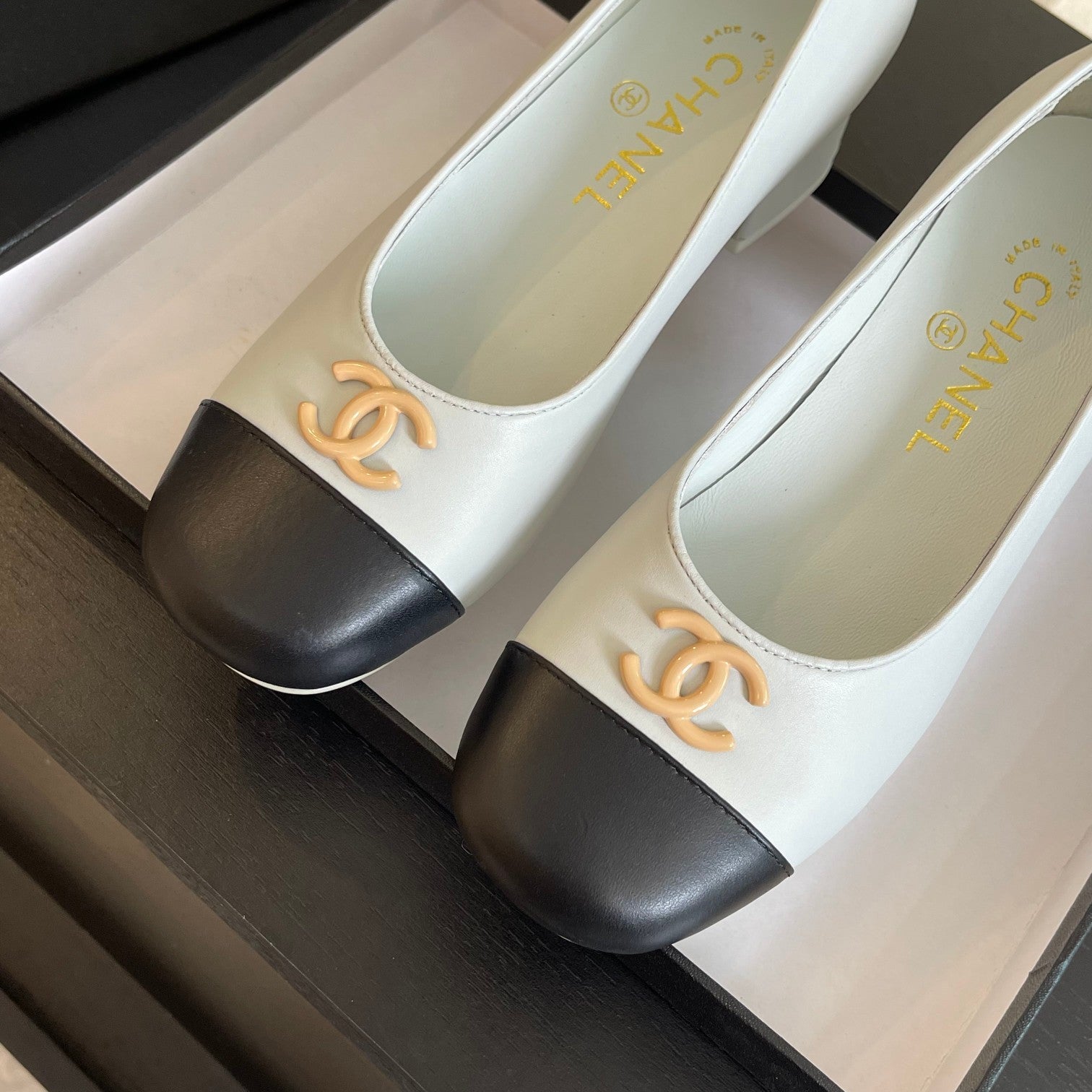 cc pump 50 white black calfskin