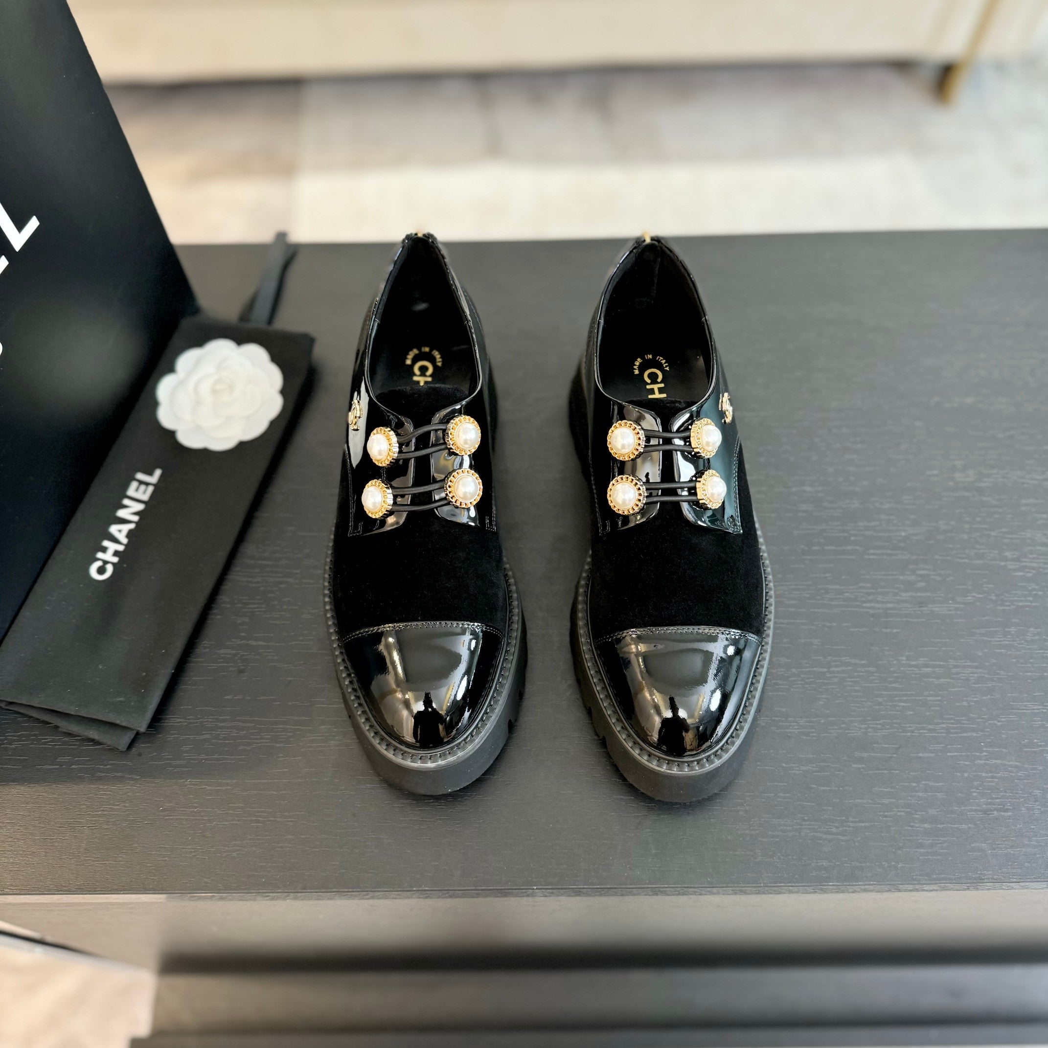 CC OXFORD SHOES IN BLACK SUEDE AND CALFSKIN WITH PEARL CHAIN