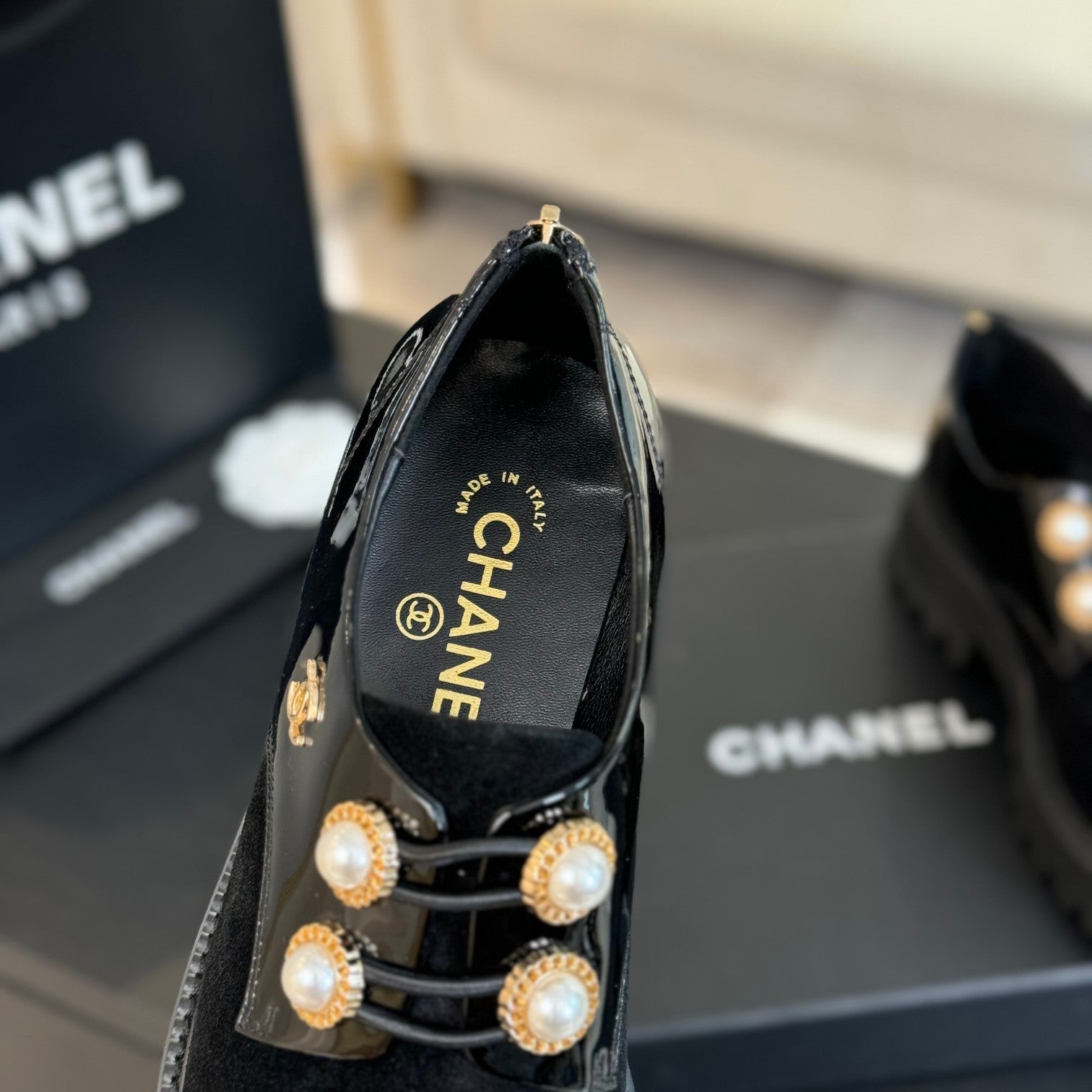 CC OXFORD SHOES IN BLACK SUEDE AND CALFSKIN WITH PEARL CHAIN