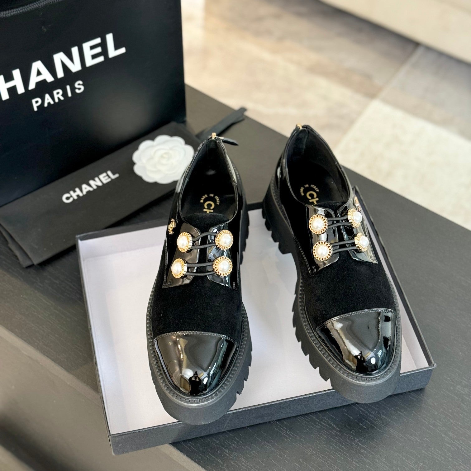 CC OXFORD SHOES IN BLACK SUEDE AND CALFSKIN WITH PEARL CHAIN