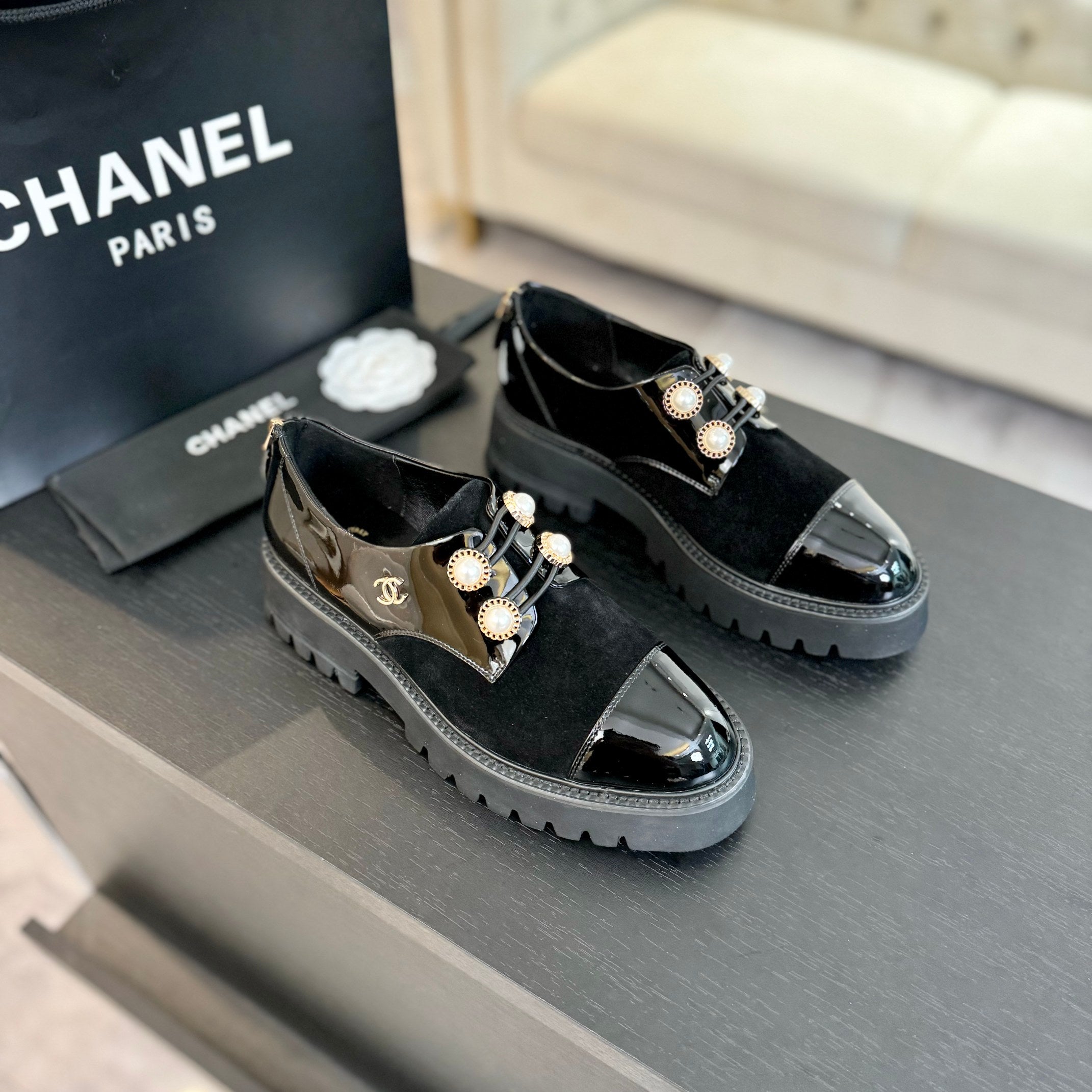 CC OXFORD SHOES IN BLACK SUEDE AND CALFSKIN WITH PEARL CHAIN