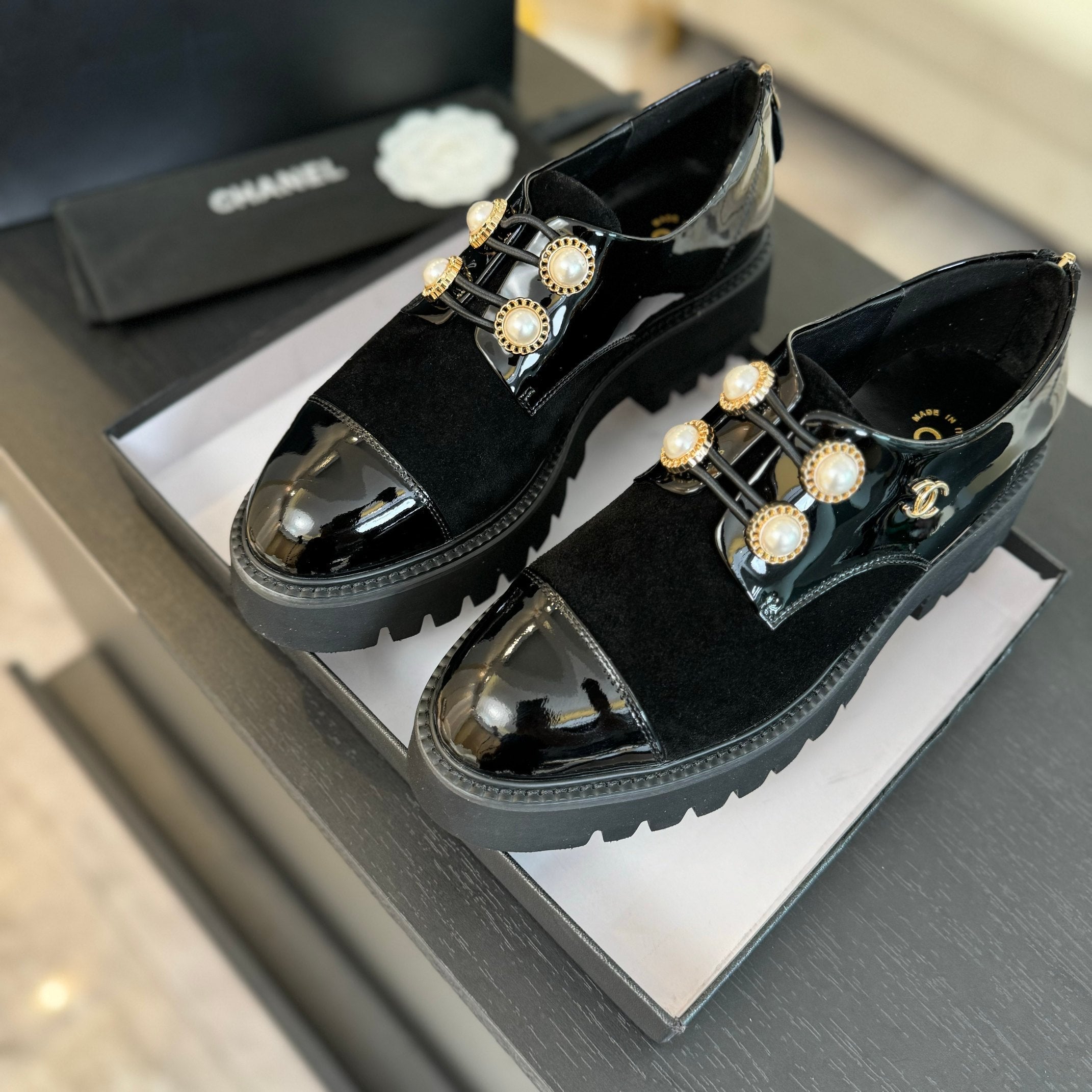 CC OXFORD SHOES IN BLACK SUEDE AND CALFSKIN WITH PEARL CHAIN