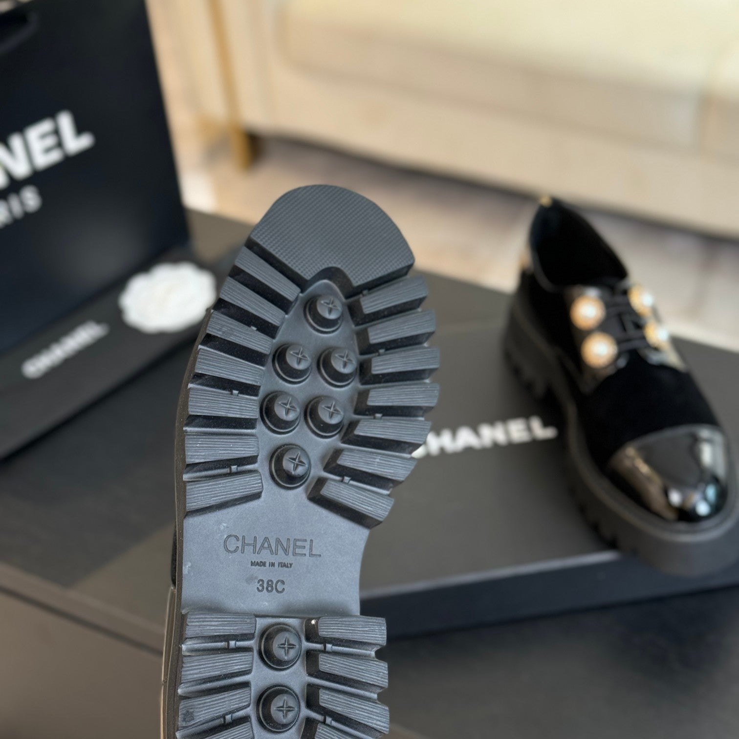 CC OXFORD SHOES IN BLACK SUEDE AND CALFSKIN WITH PEARL CHAIN