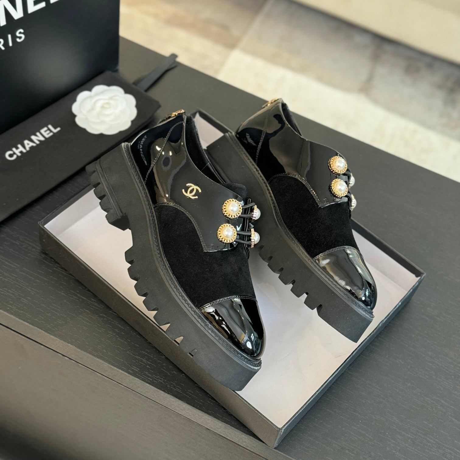 CC OXFORD SHOES IN BLACK SUEDE AND CALFSKIN WITH PEARL CHAIN