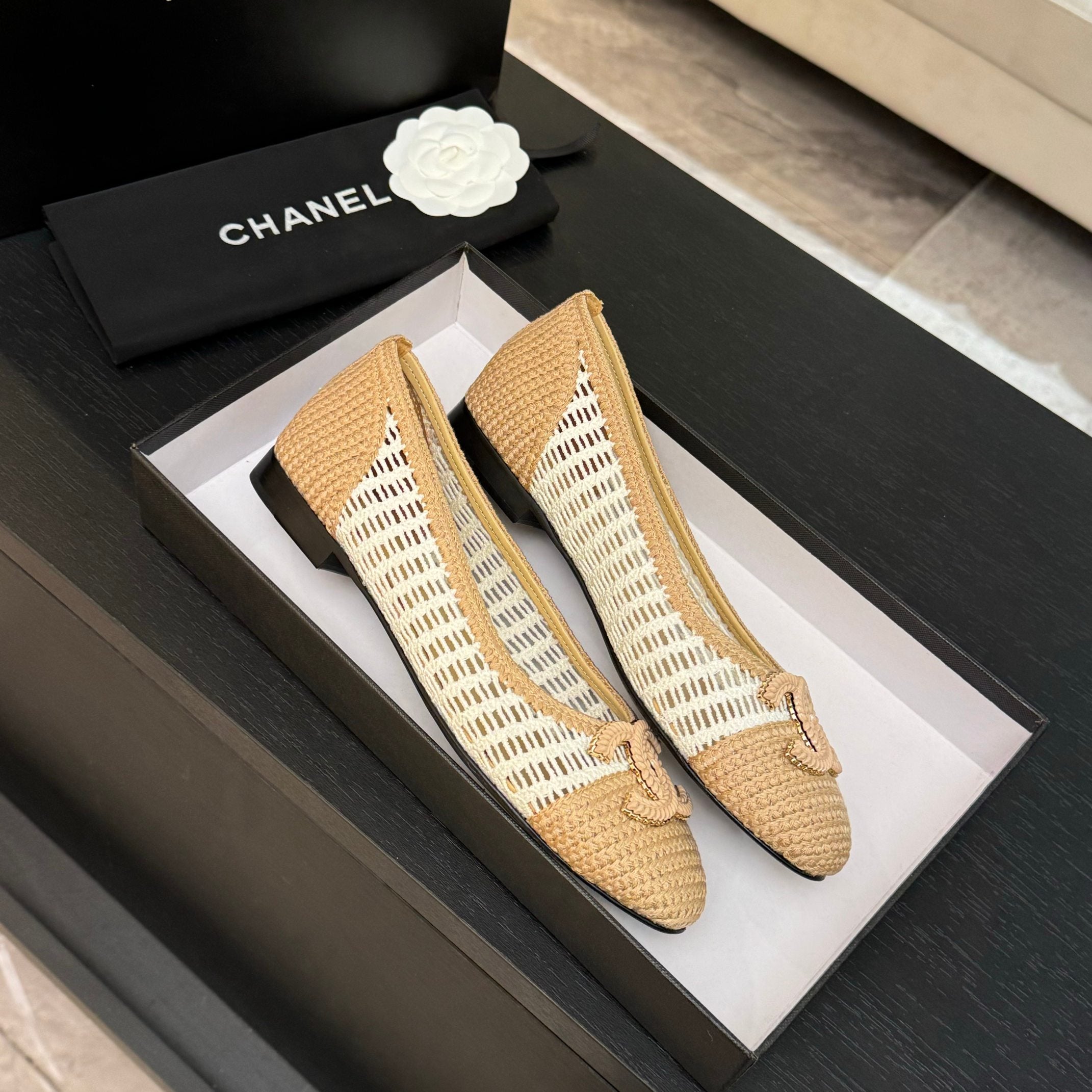CC 25P Ballet Flat White Beige Raffia Large Logo