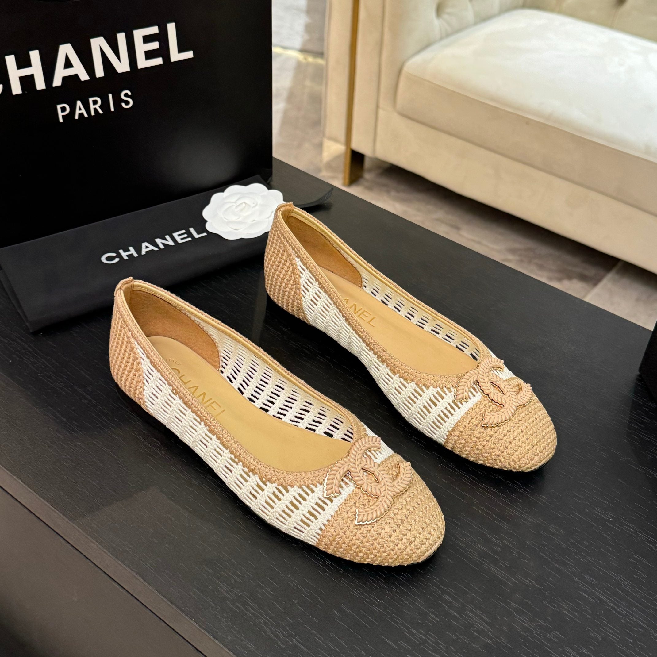 CC 25P Ballet Flat White Beige Raffia Large Logo