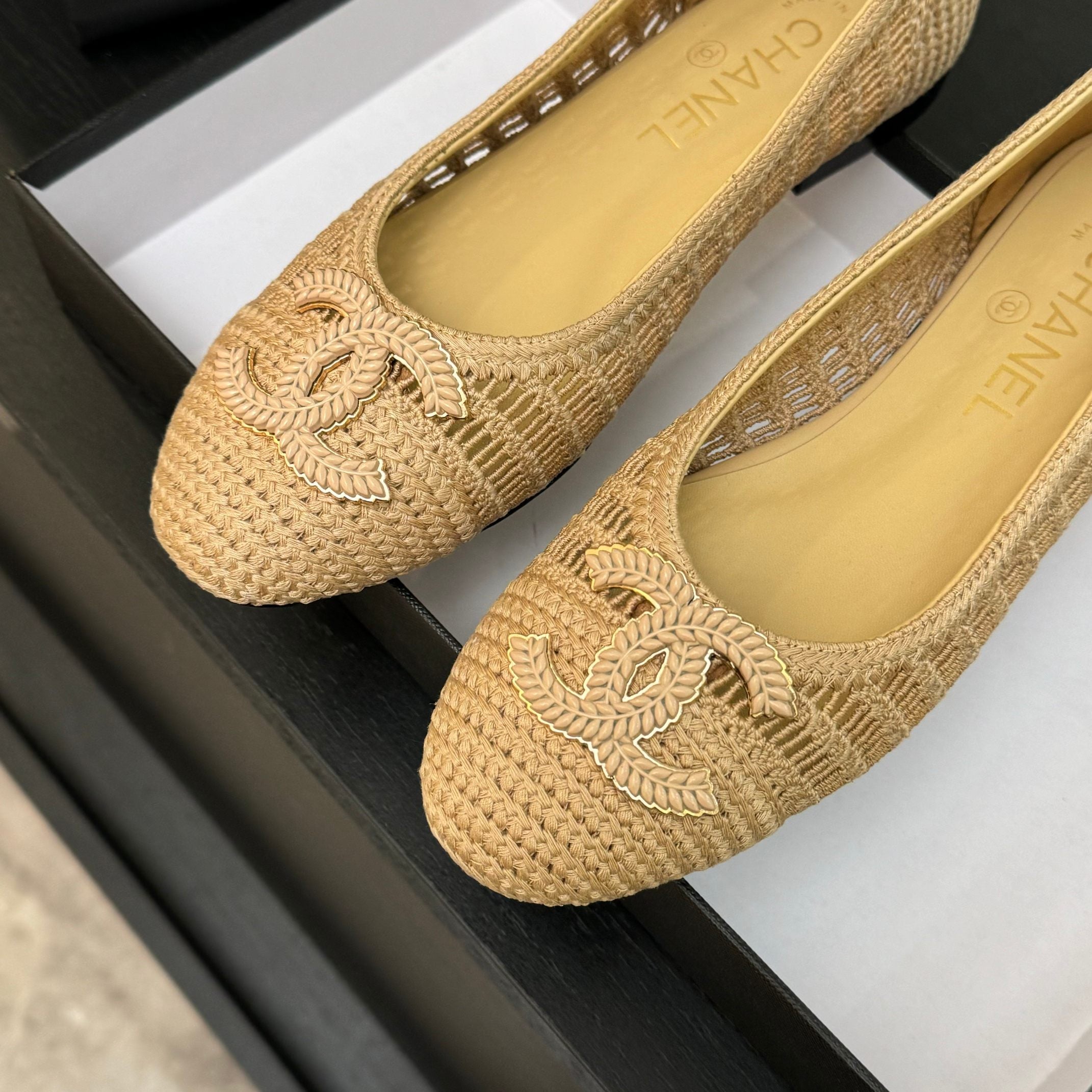 CC 25P Ballet Flat Beige Raffia Large Logo