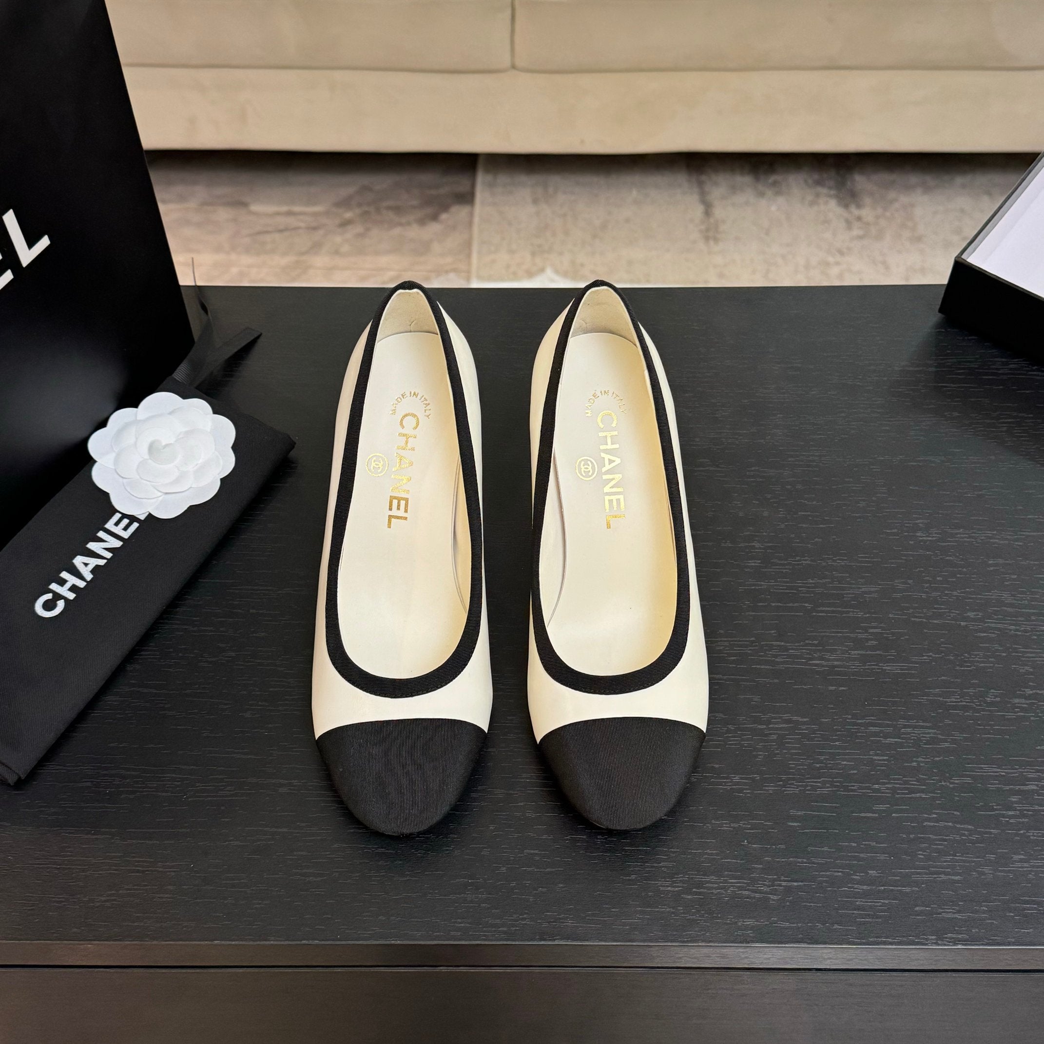 CC 25S Pump 85mm White Calfskin Black Grosgrain