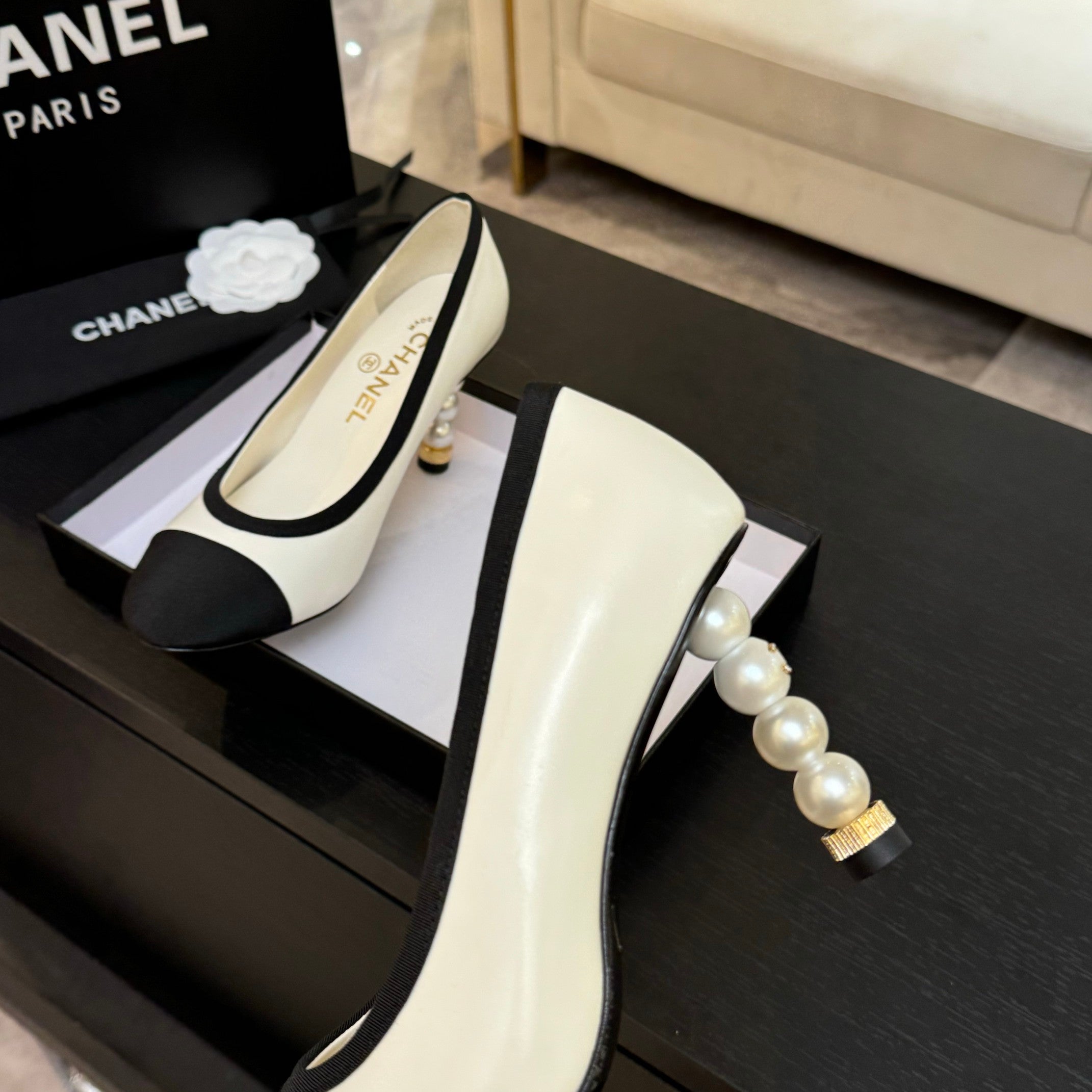 CC 25S Pump 85mm White Calfskin Black Grosgrain