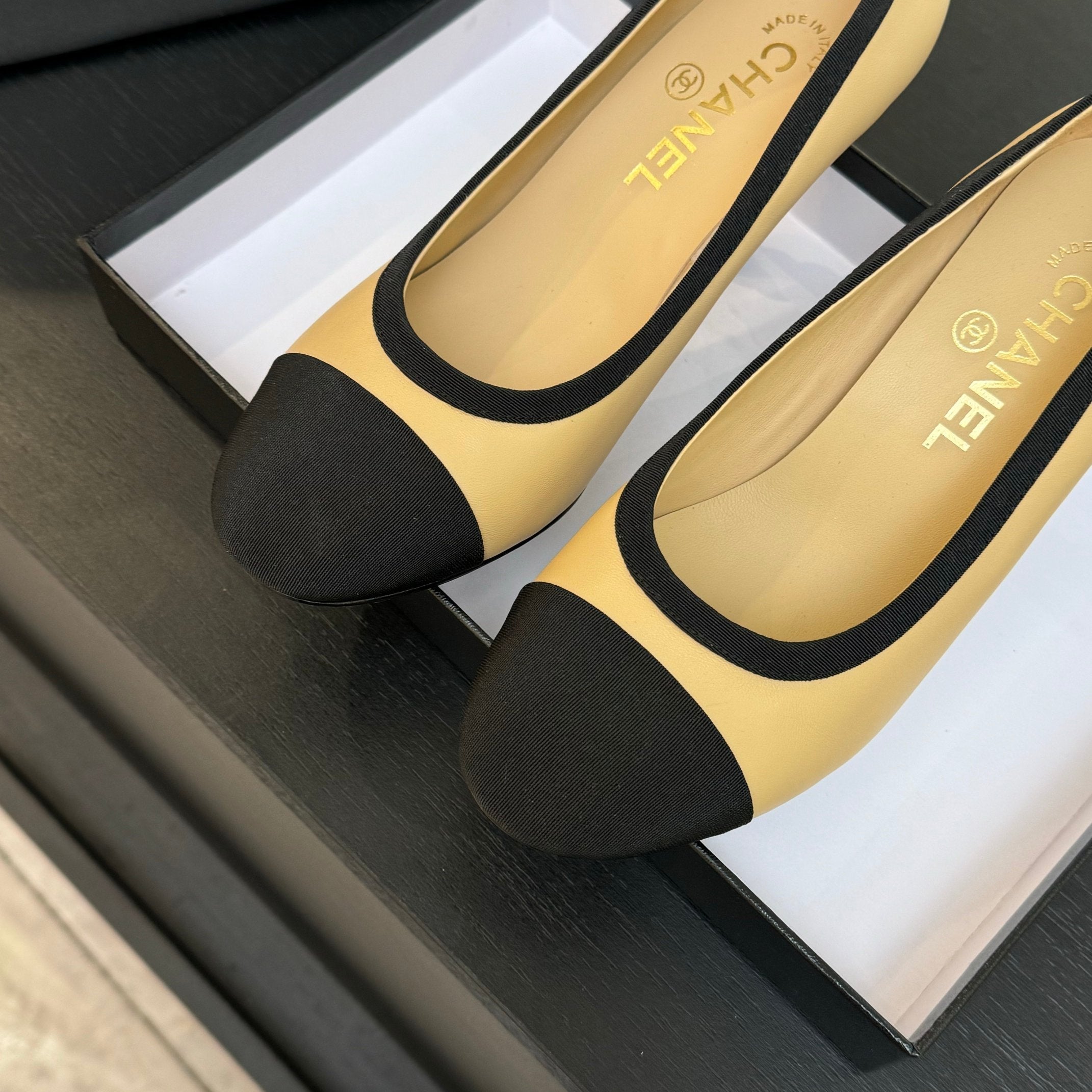 CC 25S Pump 85mm Beige Calfskin Black Grosgrain