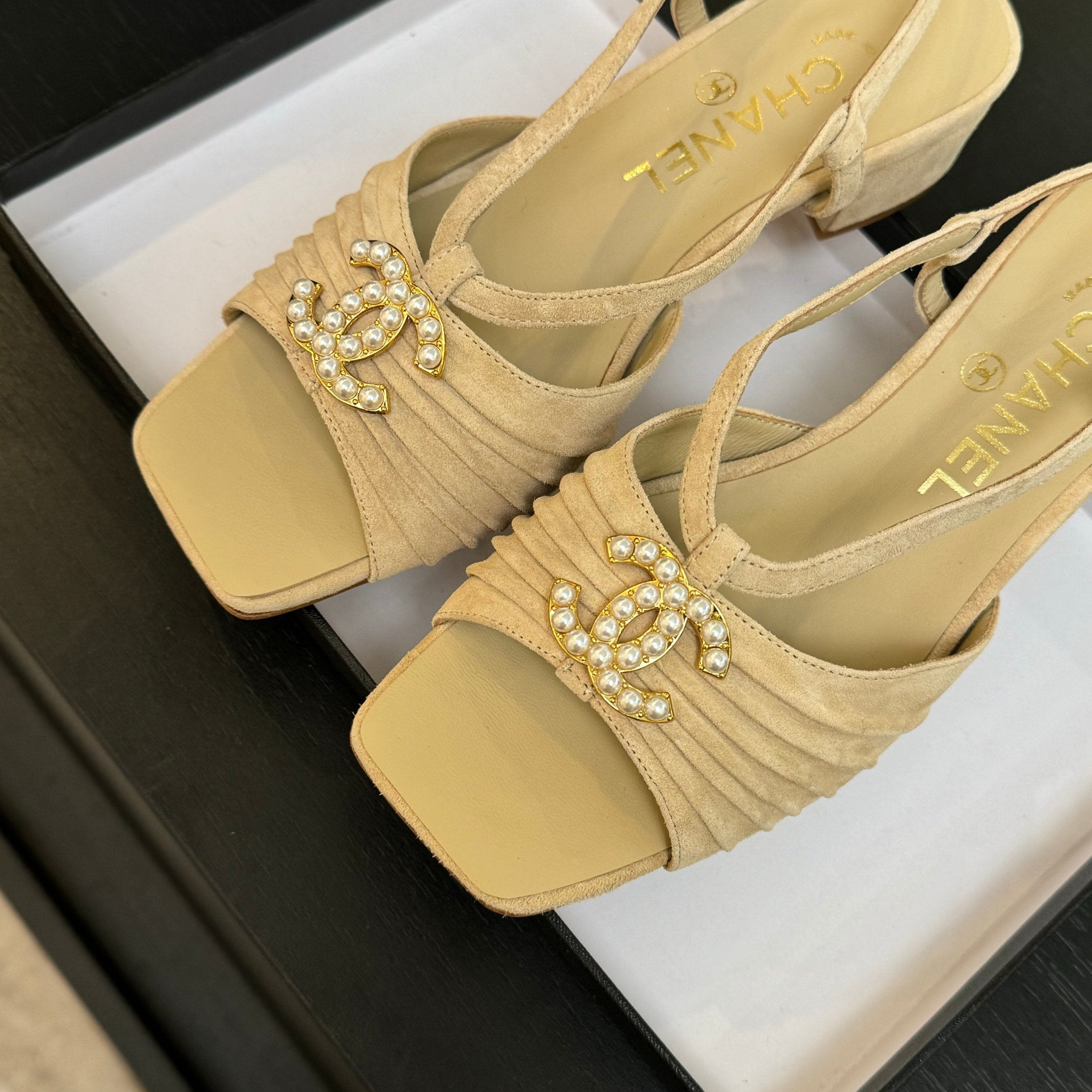 CC 25S Sandal Heel 50mm Beige Suede Kidskin Pearl Logo