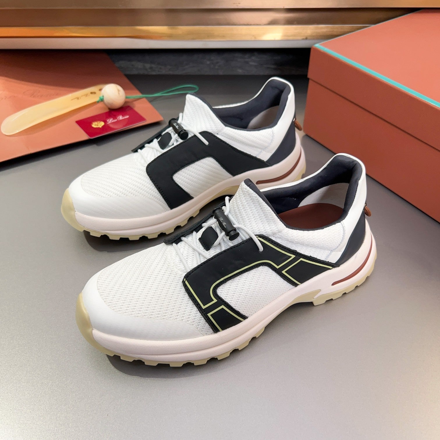 LP TRAIL HIKER WALK SNEAKER BLACK AND WHITE MESH BREATHABLE