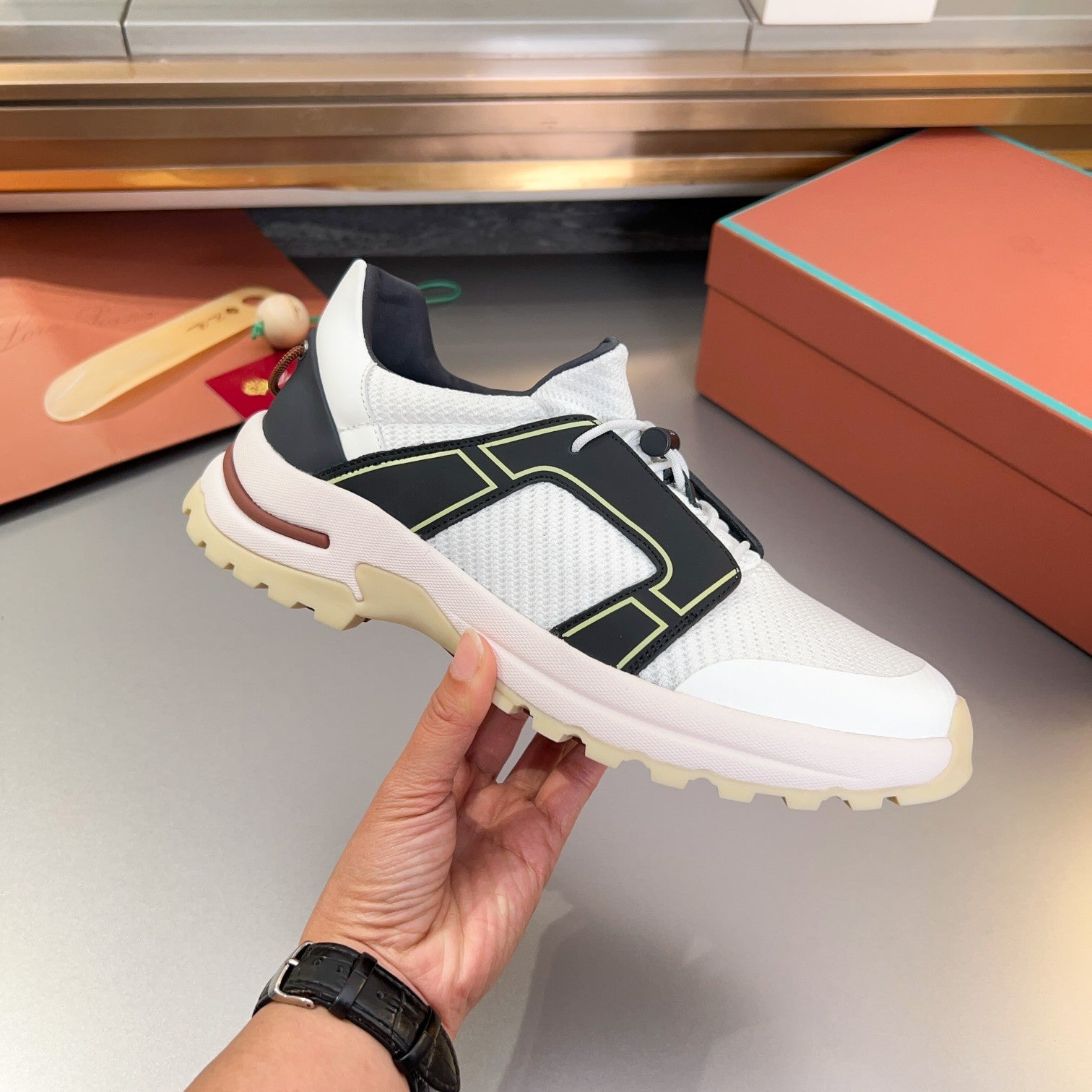 LP TRAIL HIKER WALK SNEAKER BLACK AND WHITE MESH BREATHABLE