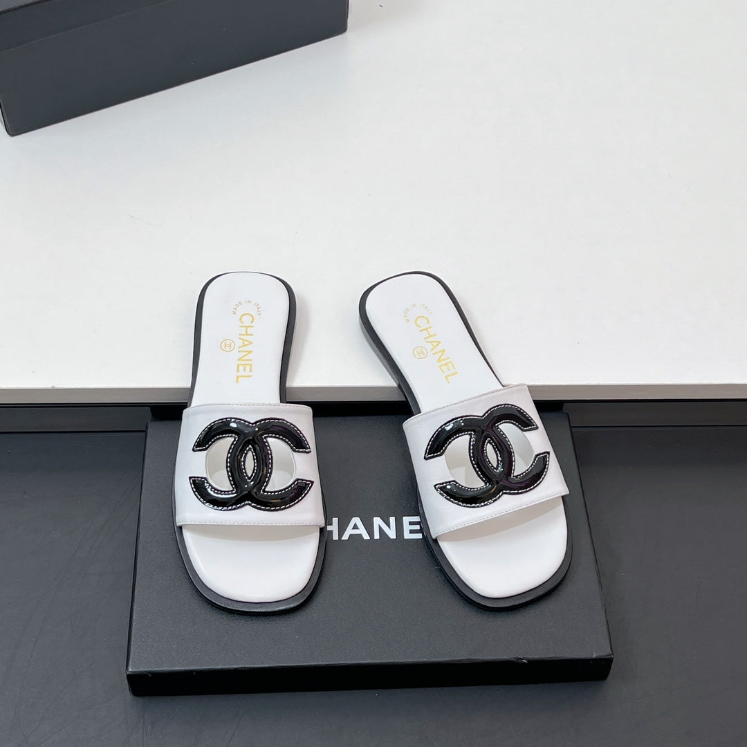 CC Slippers In White Calfskin 149748