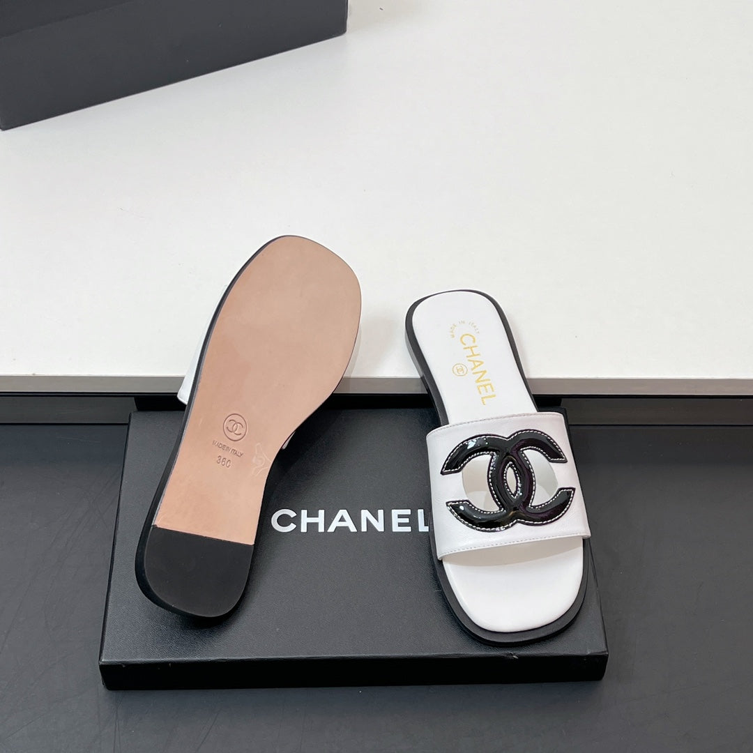 CC Slippers In White Calfskin 149748