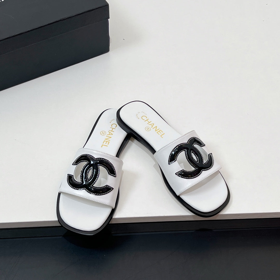 CC Slippers In White Calfskin 149748