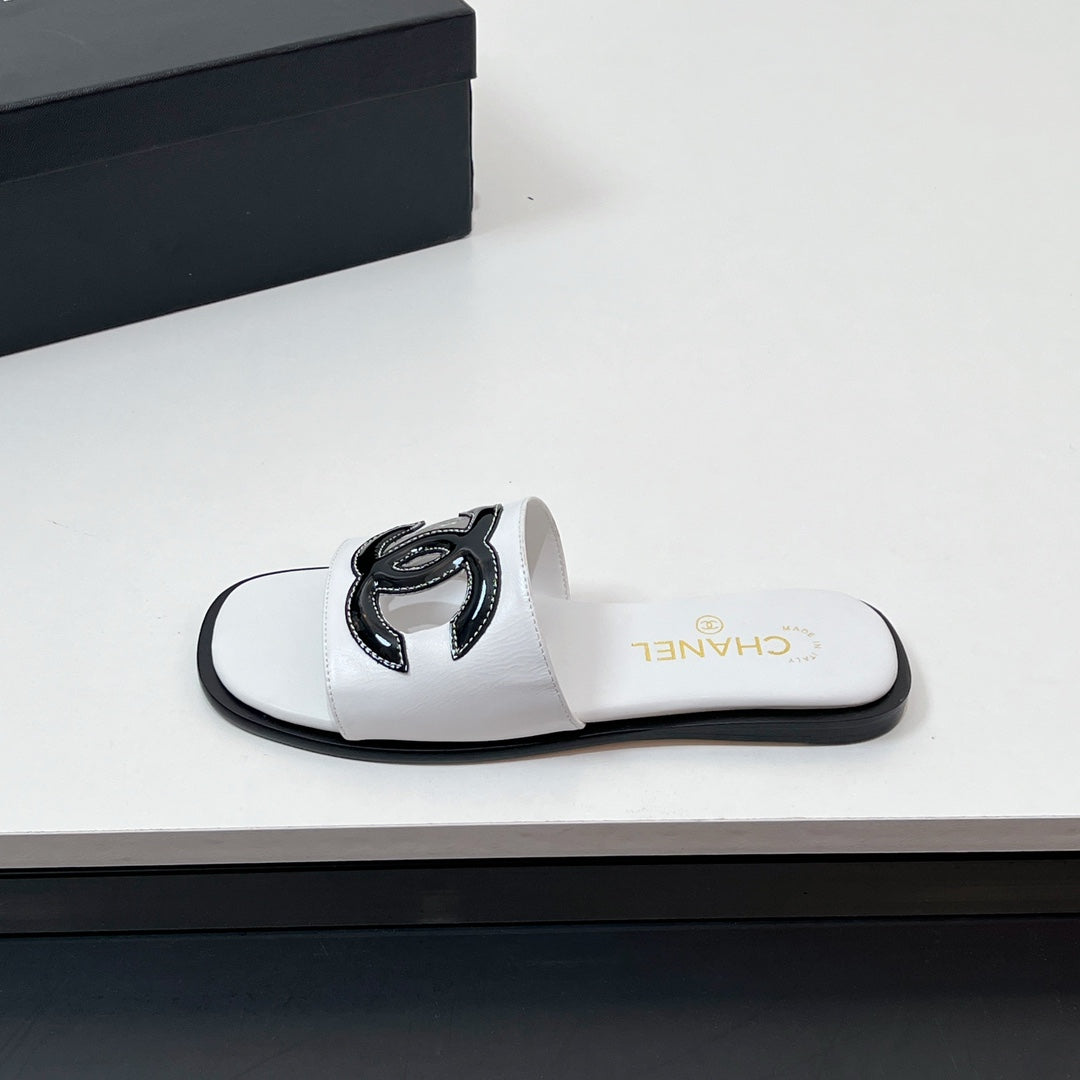 CC Slippers In White Calfskin 149748