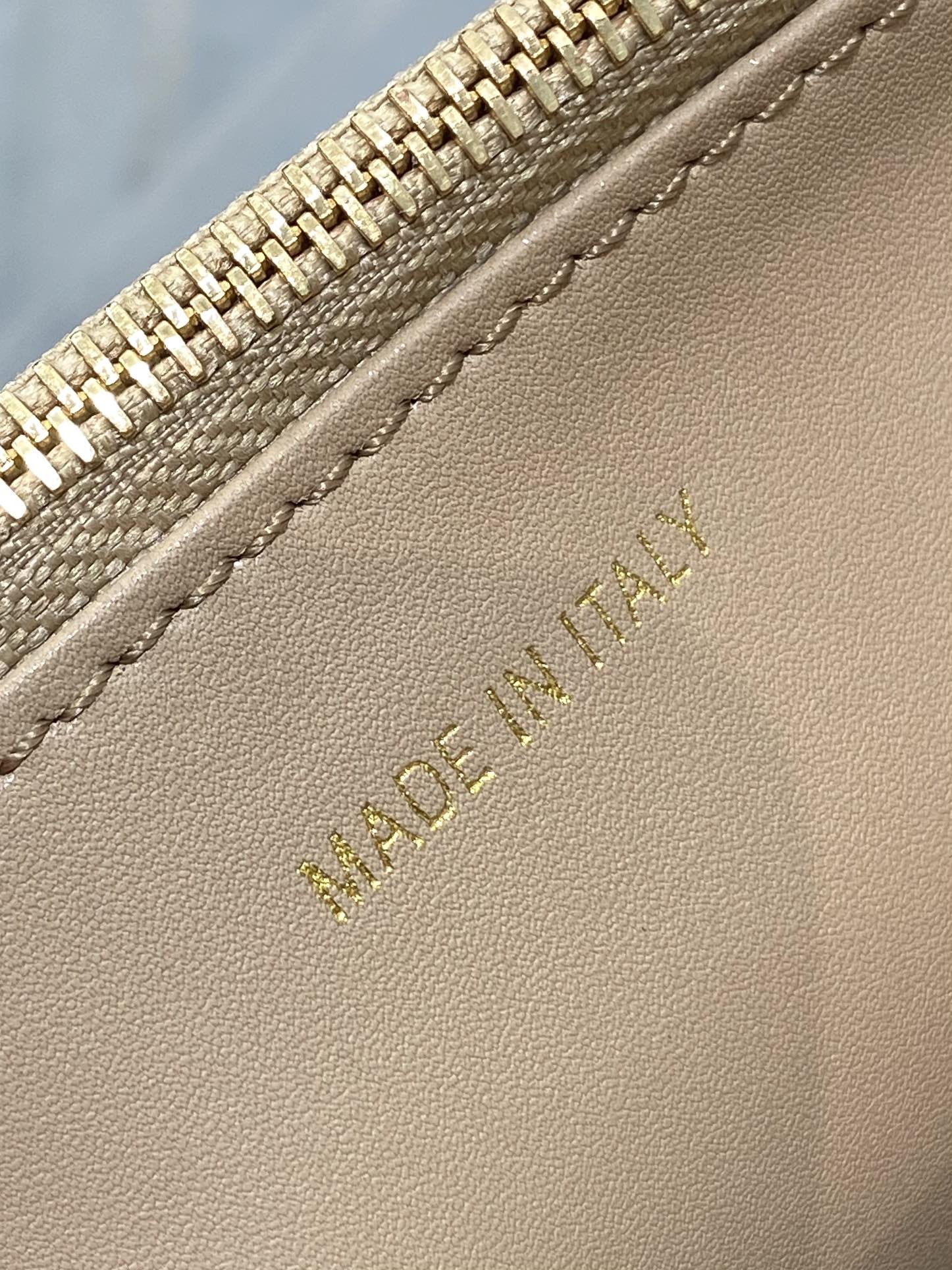 CD Miss Caro 17 Bag Biscuit Calfskin 226500