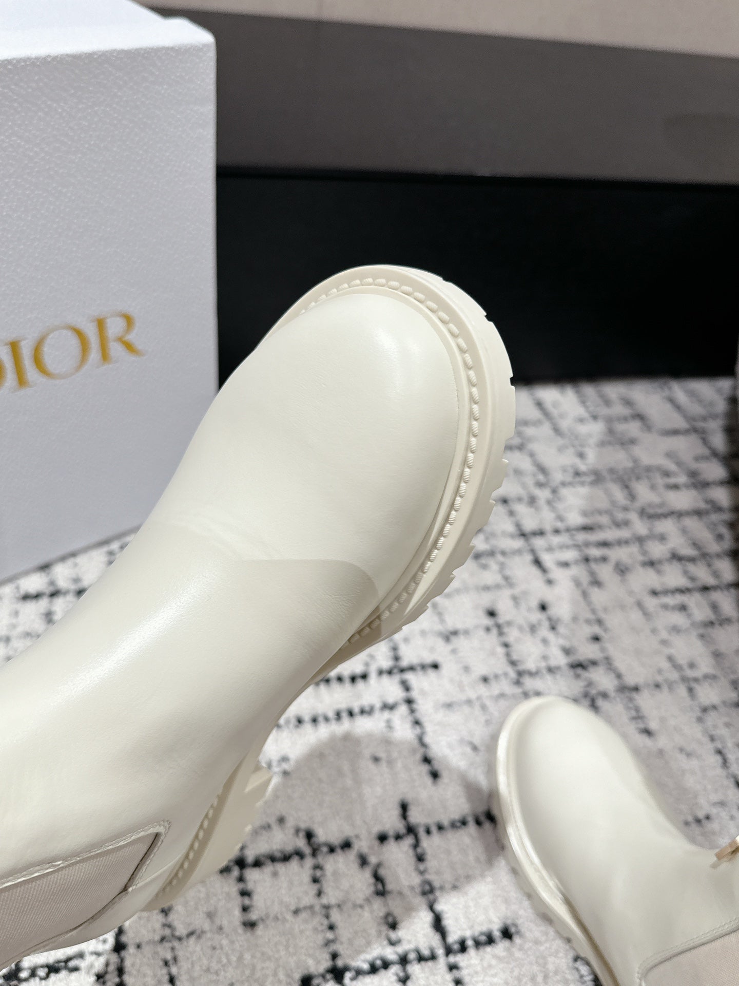 CD Miss Dior Chelsea Boots In White Calfskin  103728