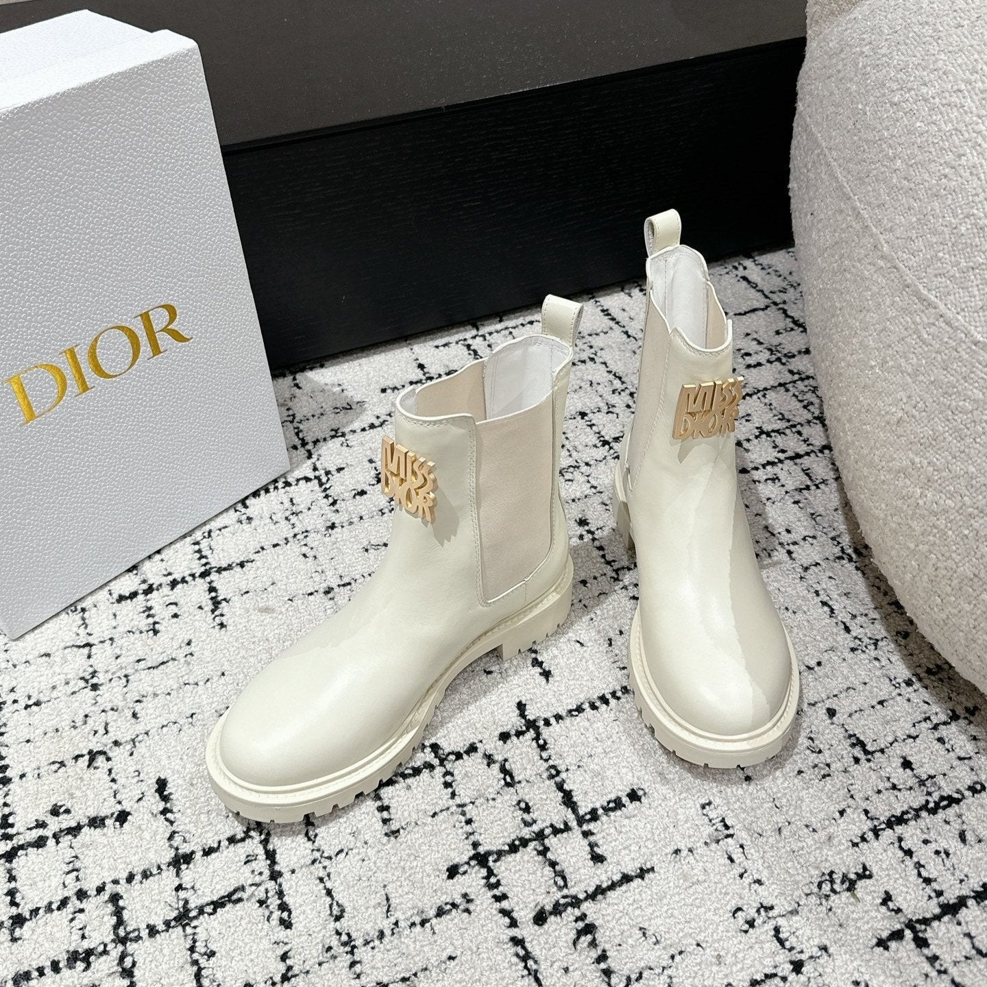 CD Miss Dior Chelsea Boots In White Calfskin  103728