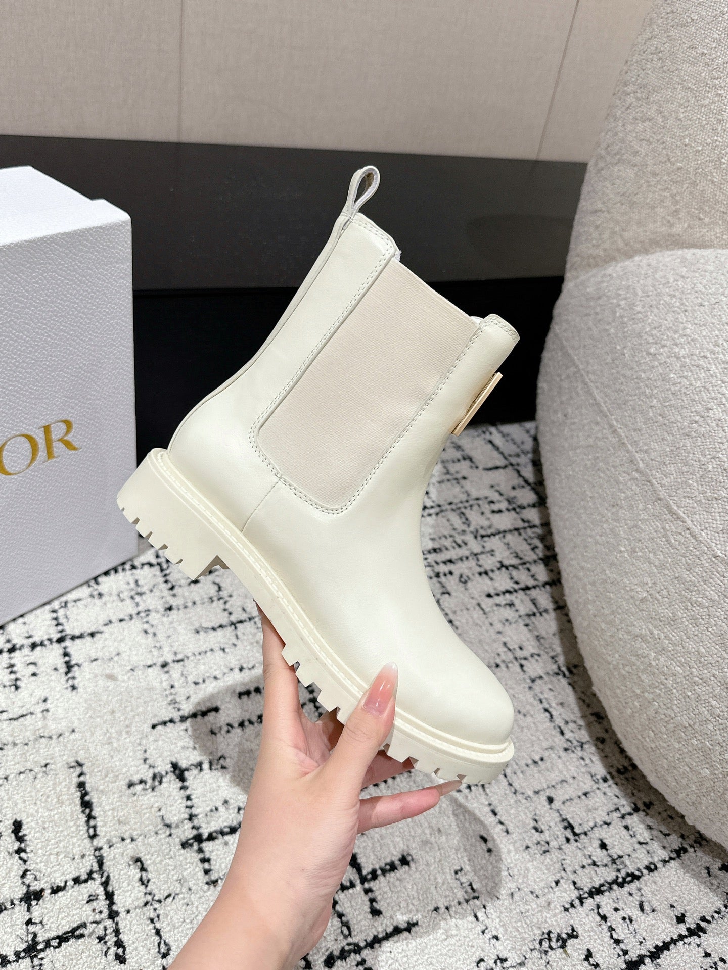 CD Miss Dior Chelsea Boots In White Calfskin  103728