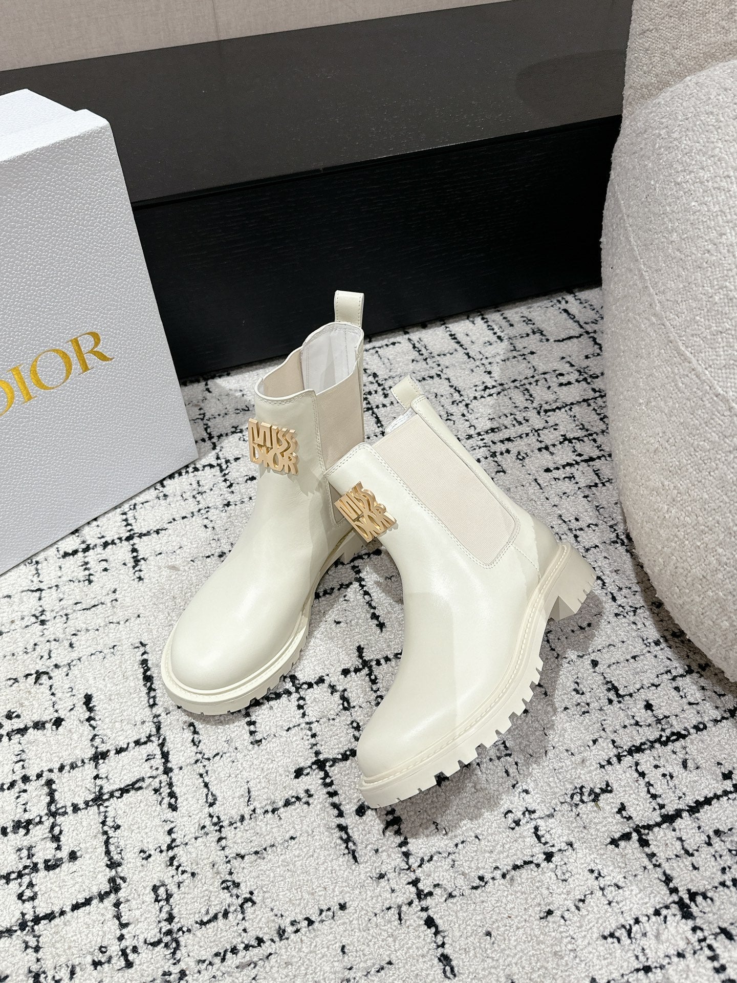 CD Miss Dior Chelsea Boots In White Calfskin  103728