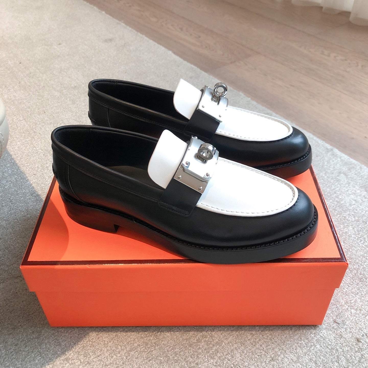 HM 25 Kelly Loafer White Black Cowhide 353506