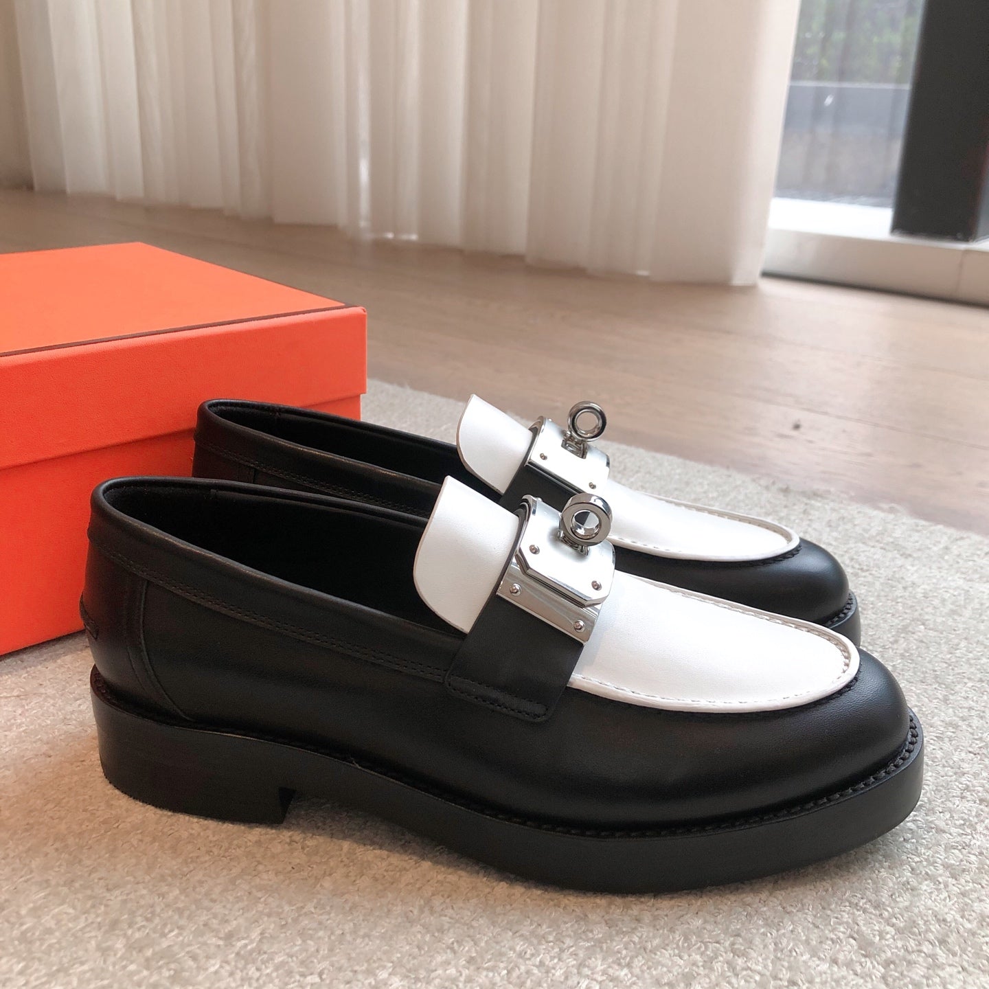 HM 25 Kelly Loafer White Black Cowhide 353506