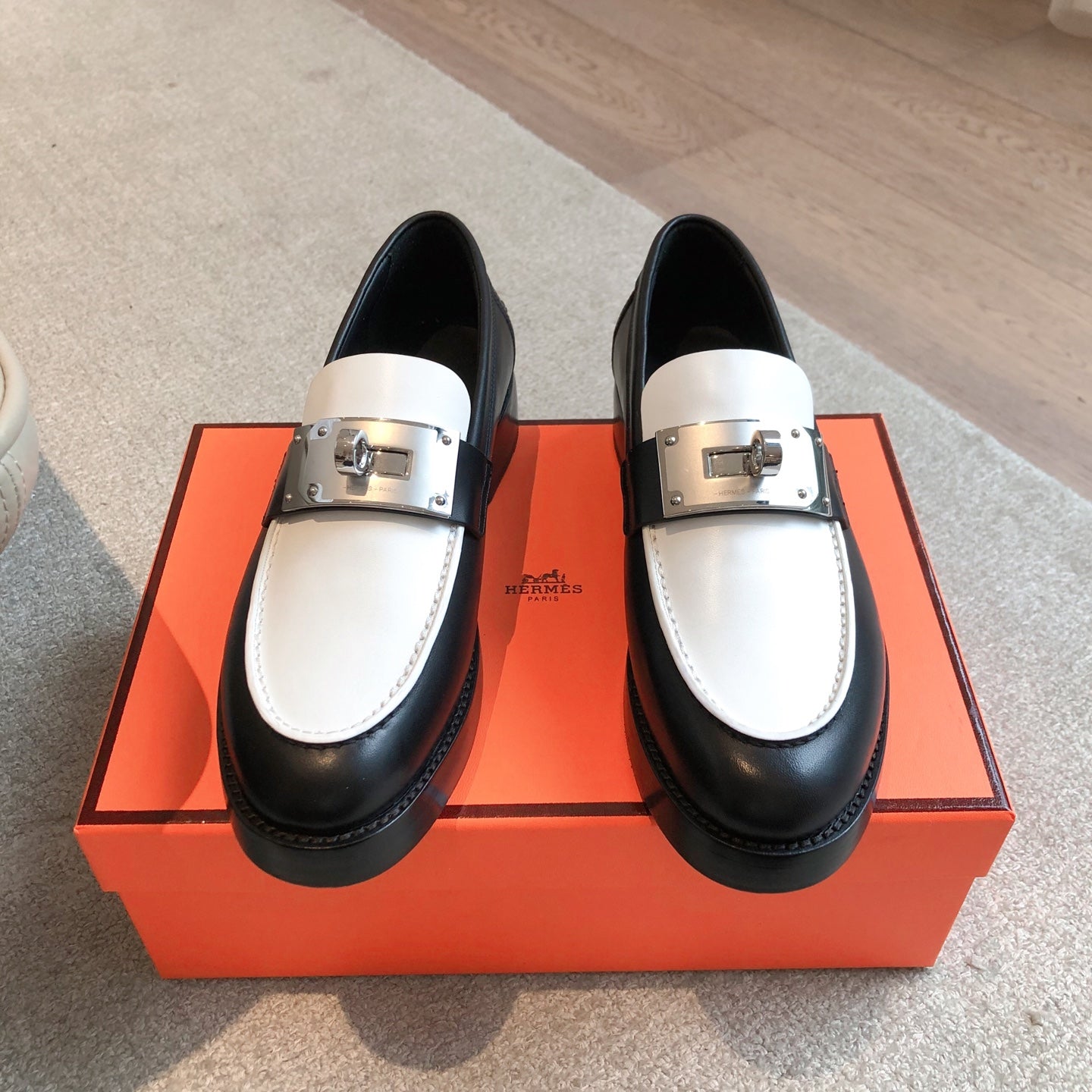 HM 25 Kelly Loafer White Black Cowhide 353506