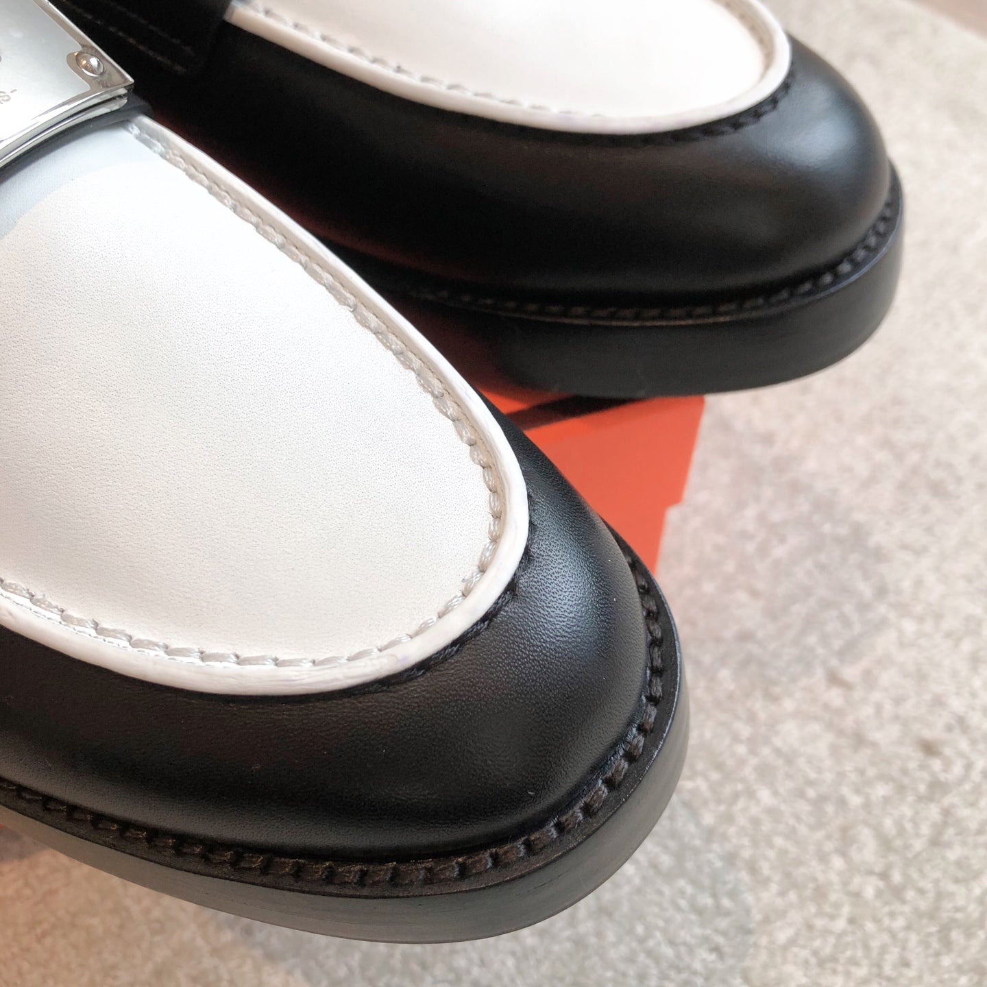 HM 25 Kelly Loafer White Black Cowhide 353506