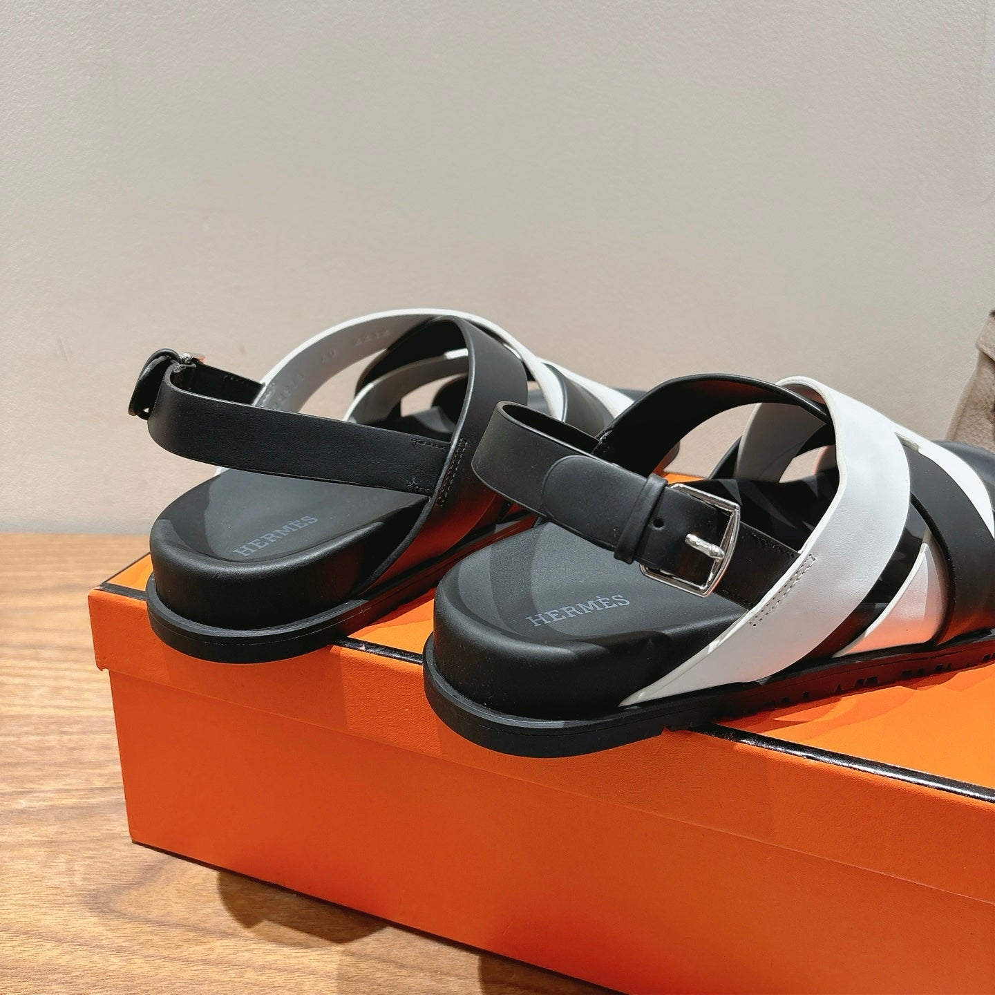 HM 25 Heracles Sandal Black White Calfskin