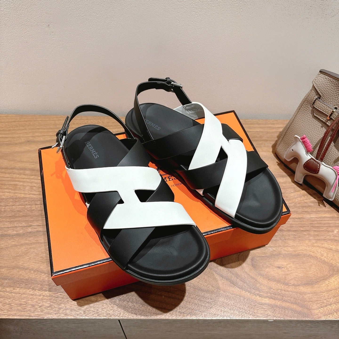 HM 25 Heracles Sandal Black White Calfskin
