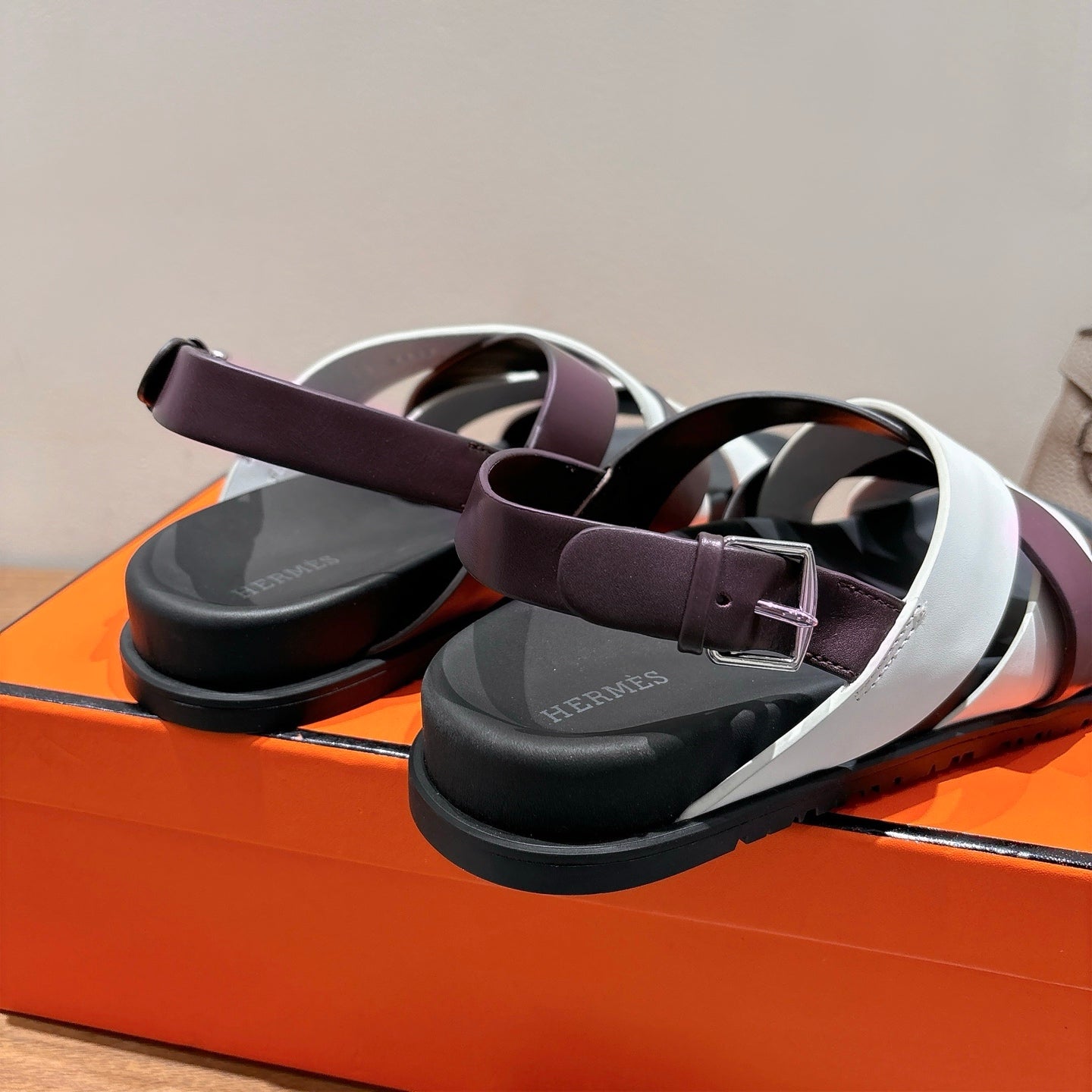 HM 25 Heracles Sandal White Burgundy Calfskin