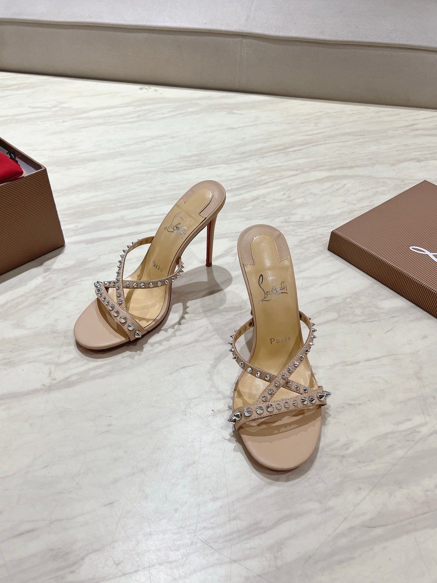 CL 25 Cross-Strap Slippers Nude Gloss Calf Patent Leather Rivets 314926