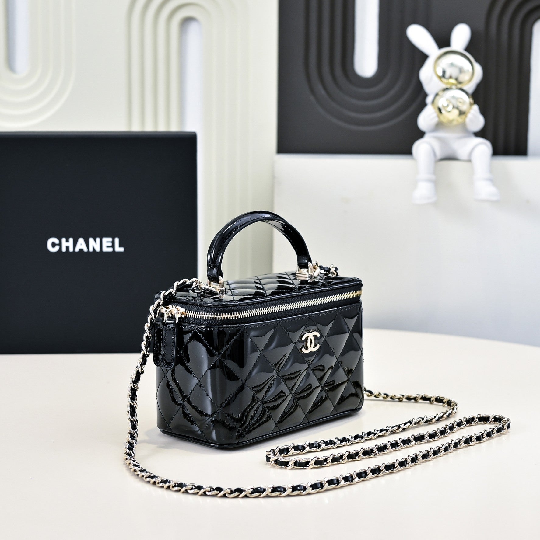 CC 24P Vanity Top Handle 16.5cm Black Patent Calfskin Light Gold Hardware