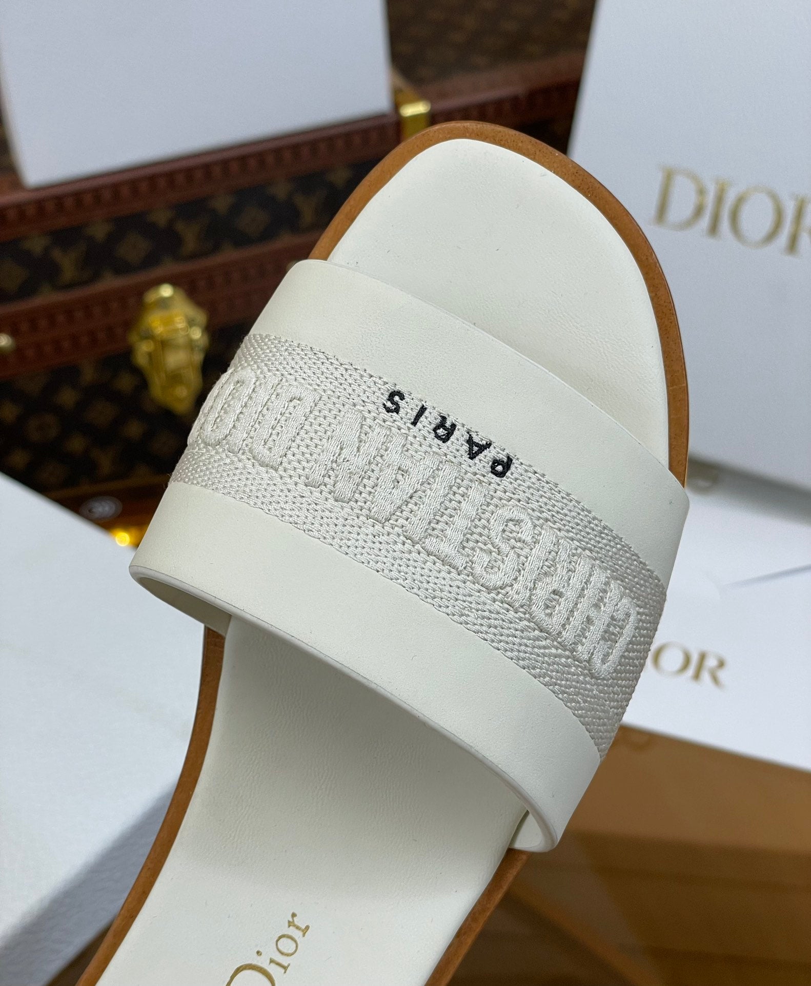 cd slide white calfskin embroidered cotton