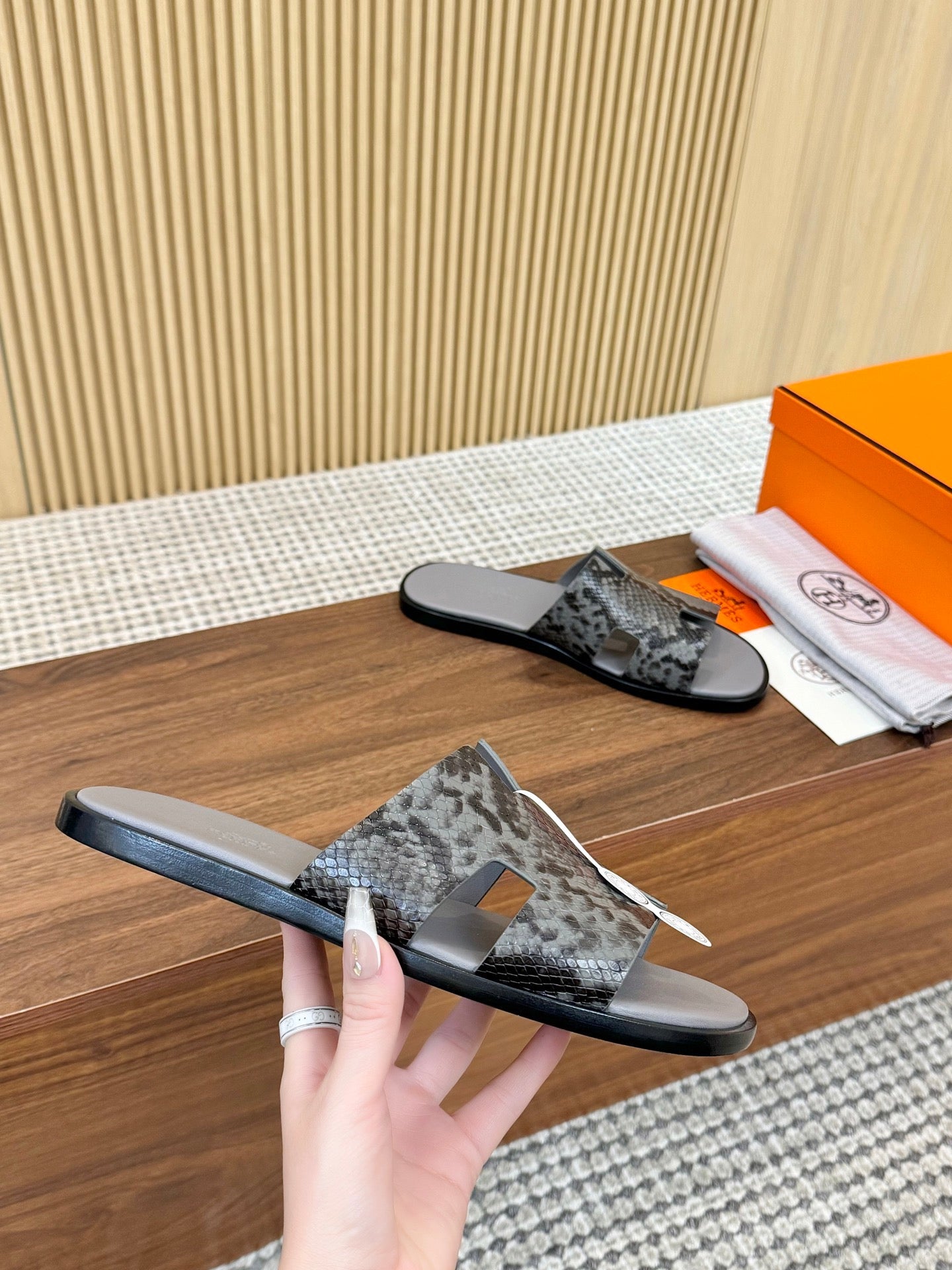 HM Izmir Sandal Gray Rose Leather 294343